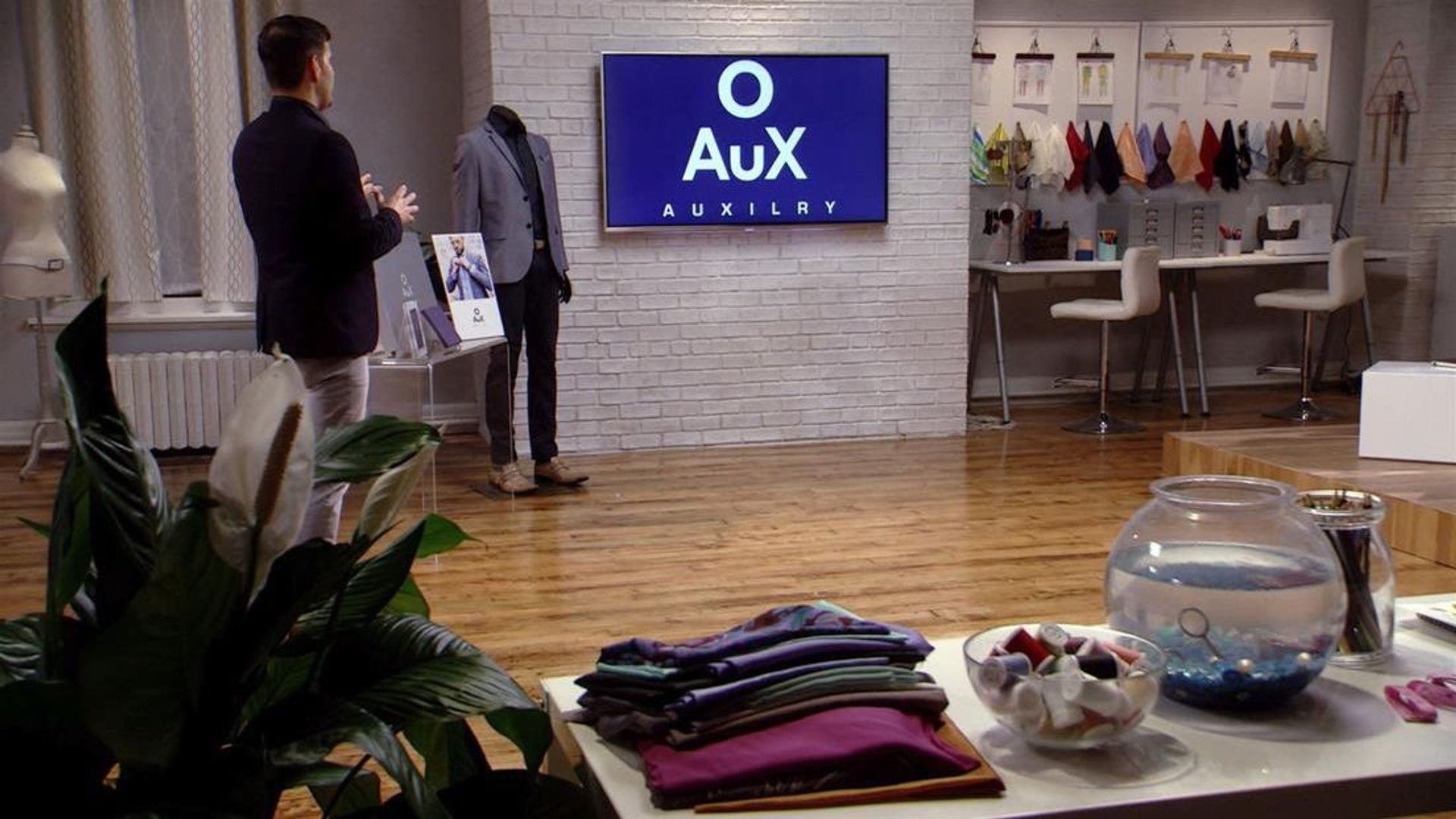 Project Runway: Fashion Startup background