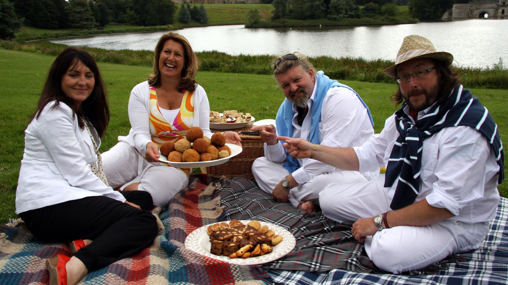 The Hairy Bikers: Mums Know Best background