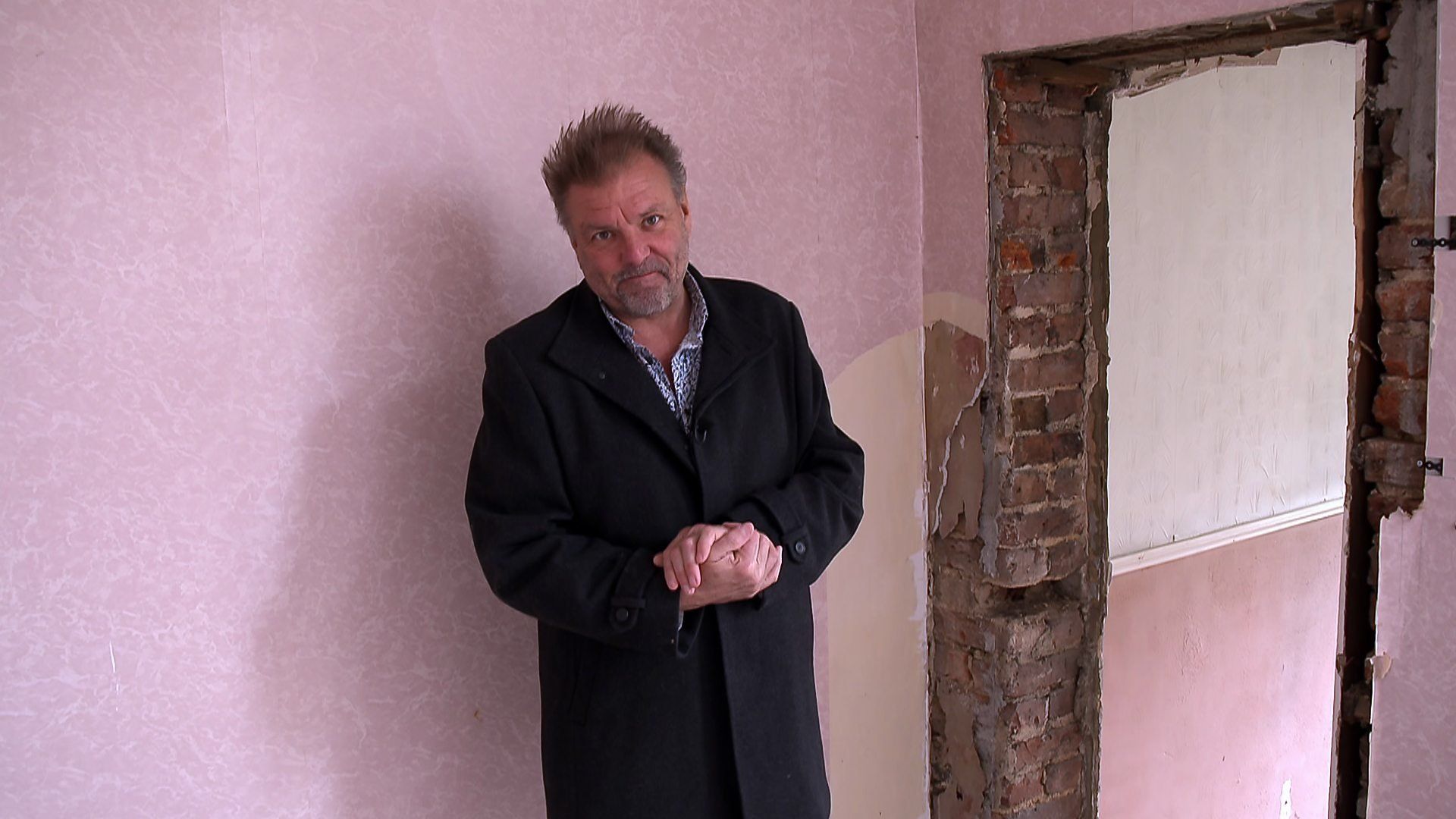 Homes Under the Hammer background
