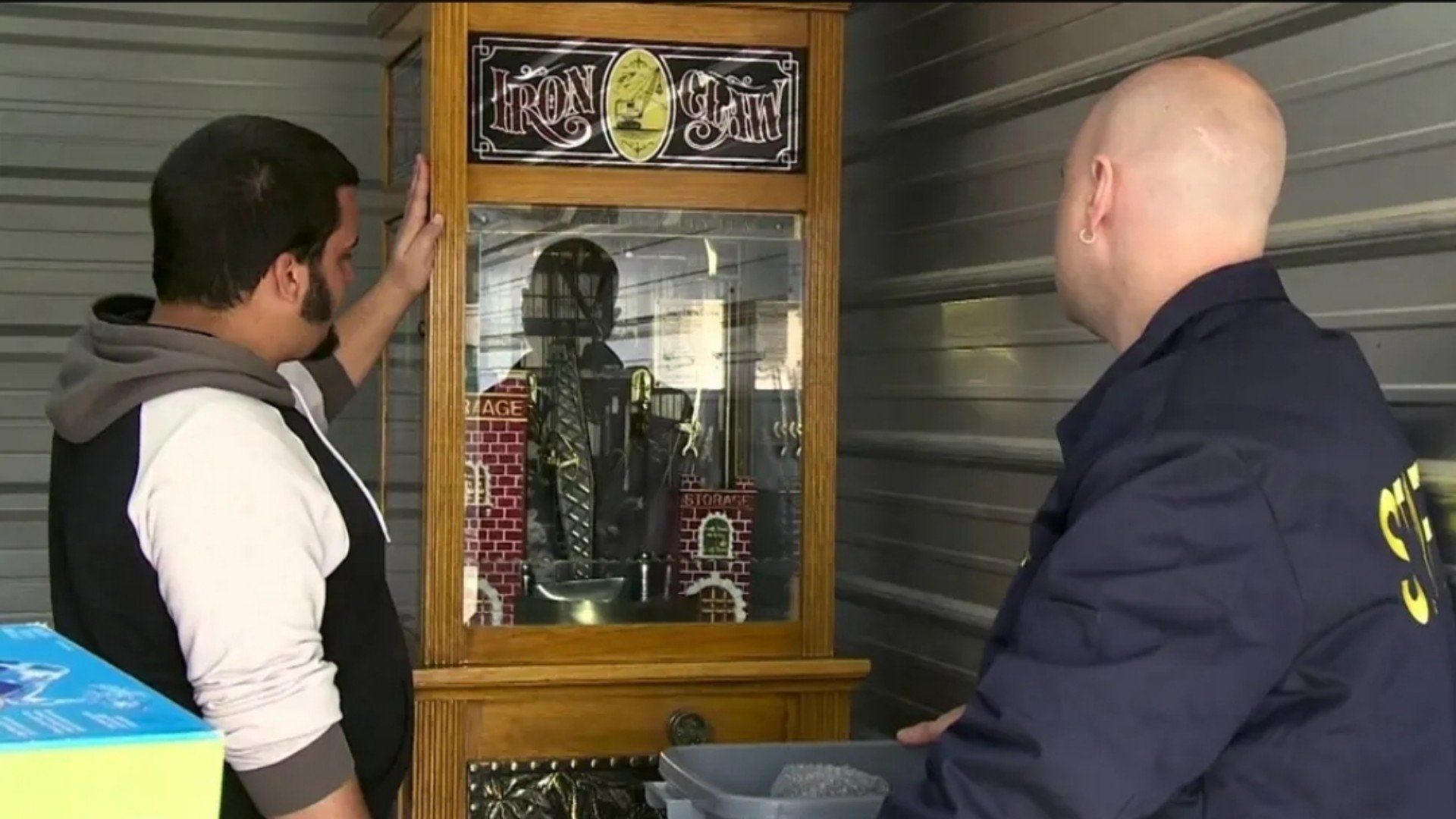 Storage Hunters background