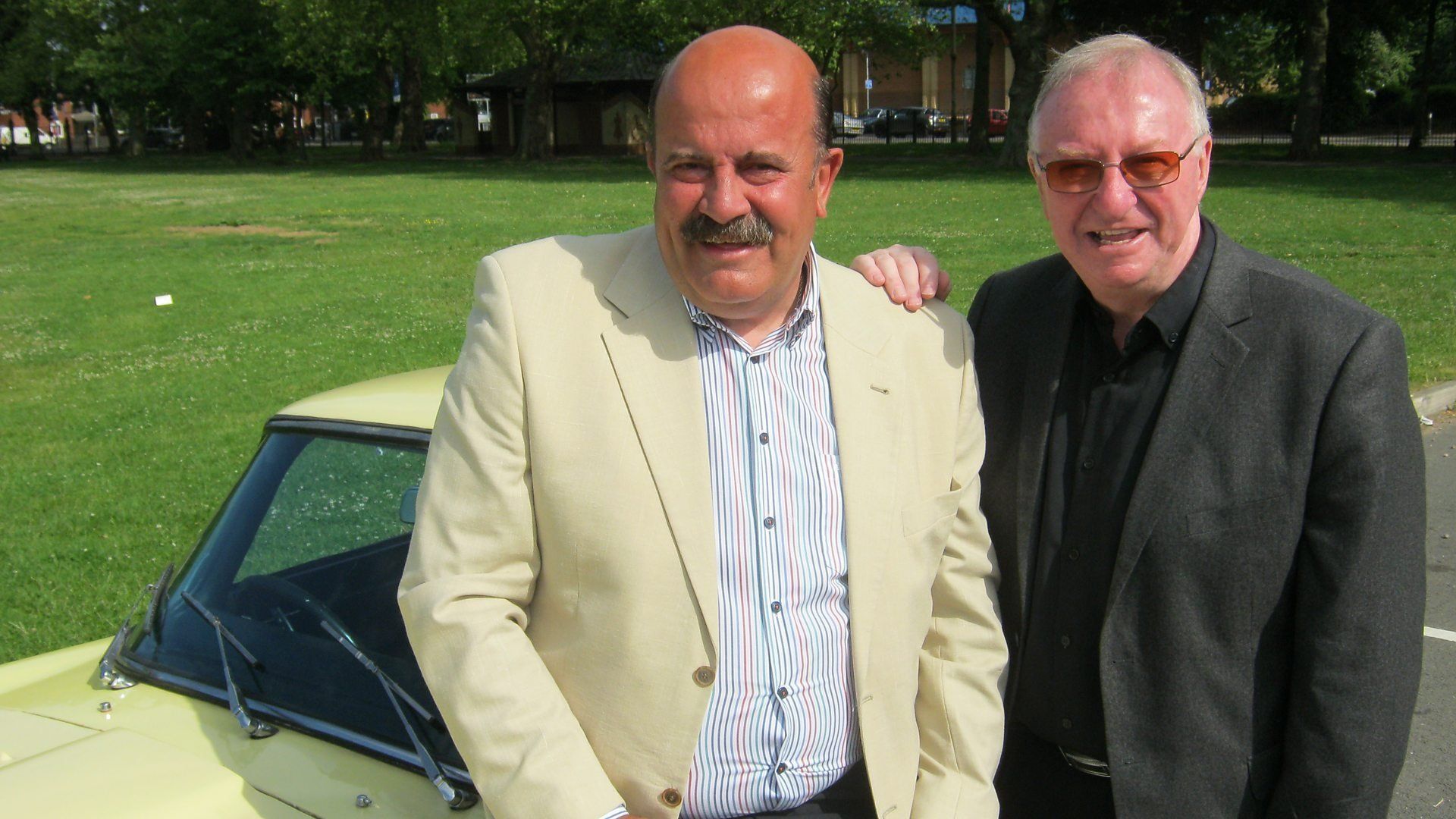 Celebrity Antiques Road Trip background