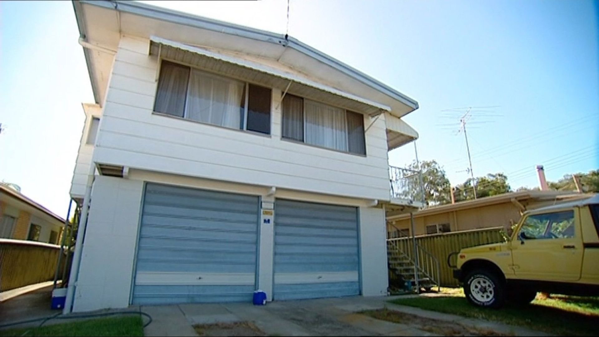Selling Houses Australia background
