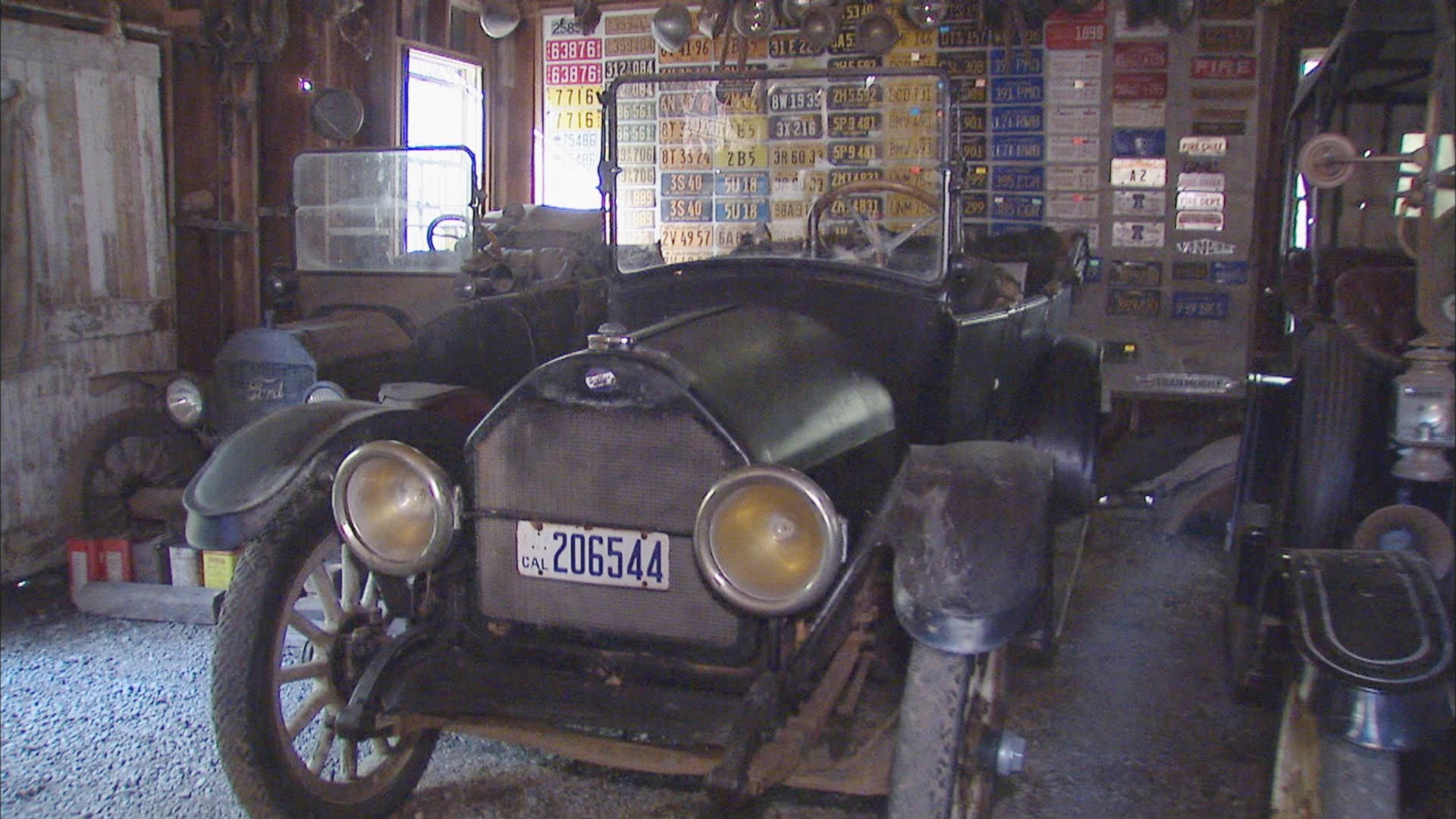 American Pickers: Best Of background