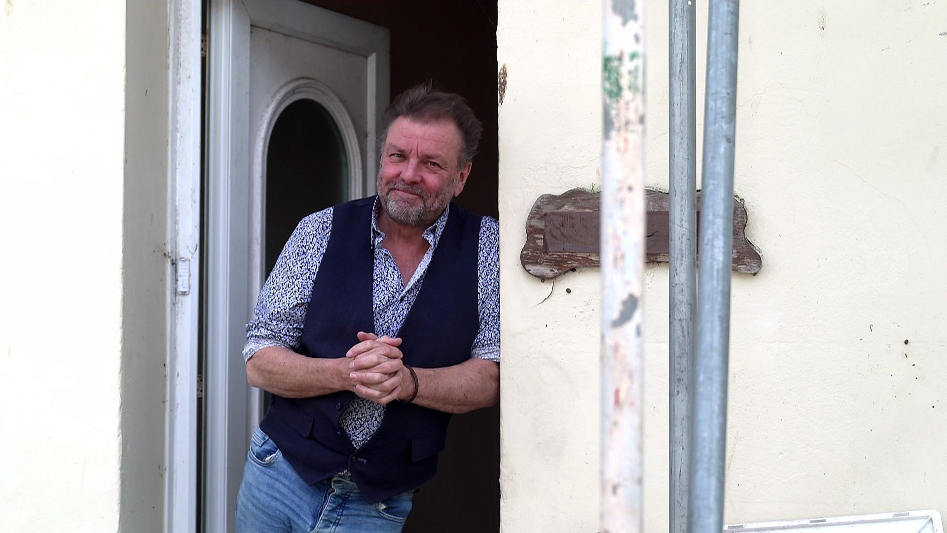 Homes Under the Hammer background