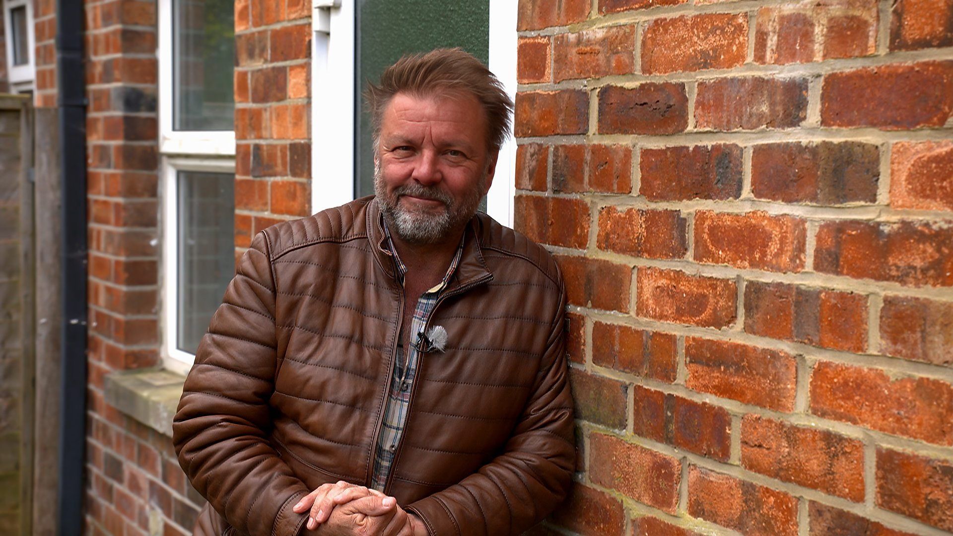 Homes Under the Hammer background