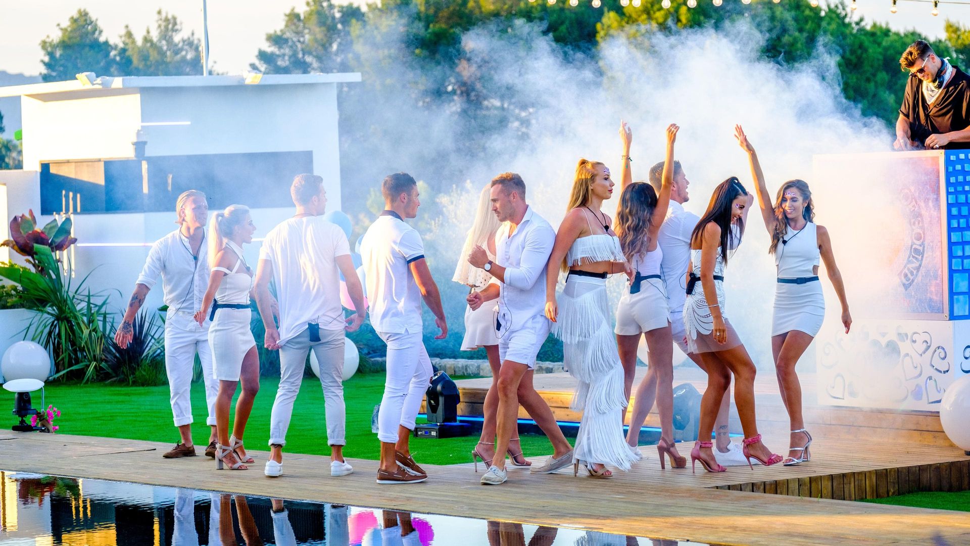 Love Island Australia background