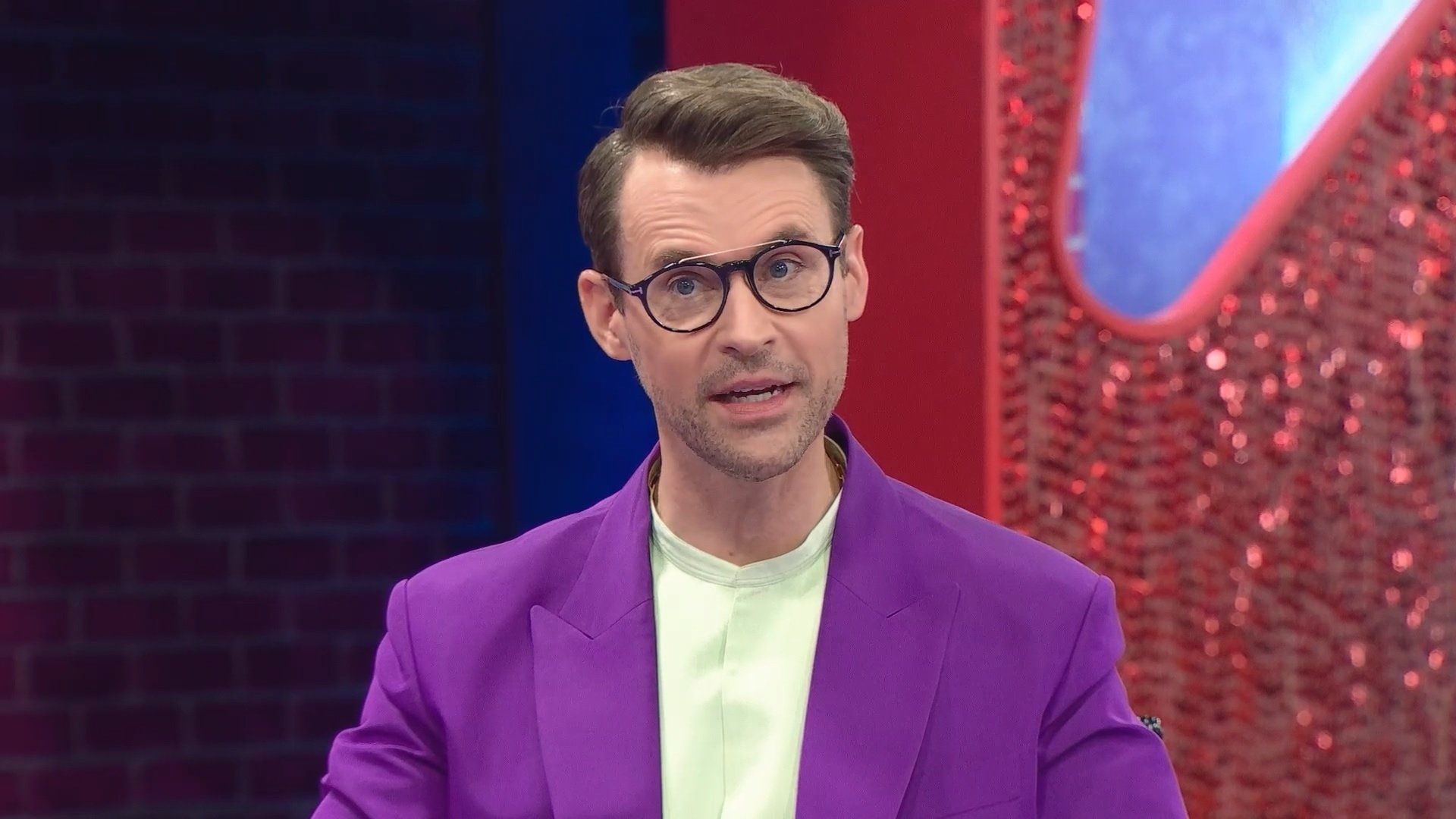 Canada's Drag Race: Canada vs the World background