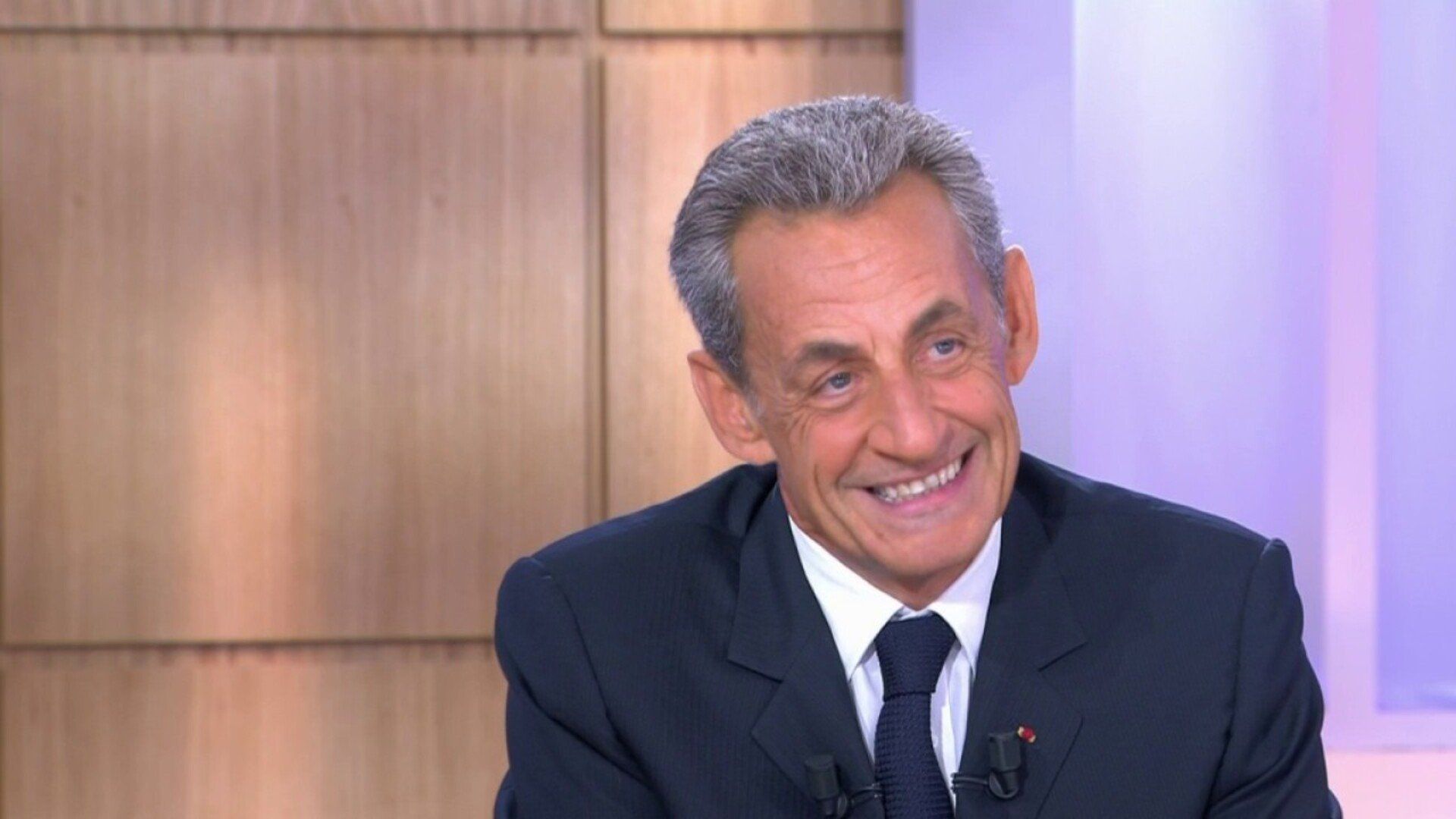 C à vous background