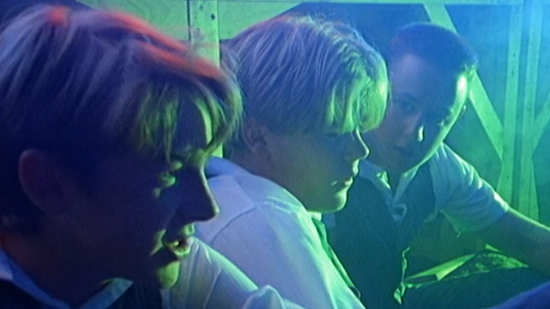 Round the Twist background