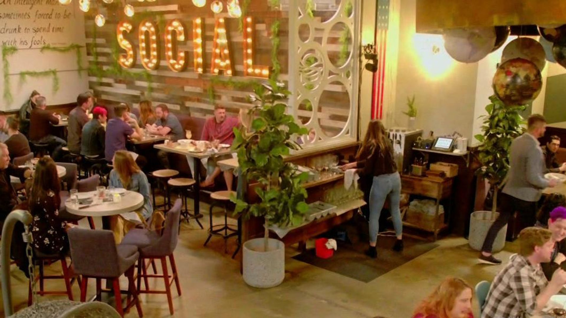Gordon Ramsay's 24 Hours to Hell and Back background