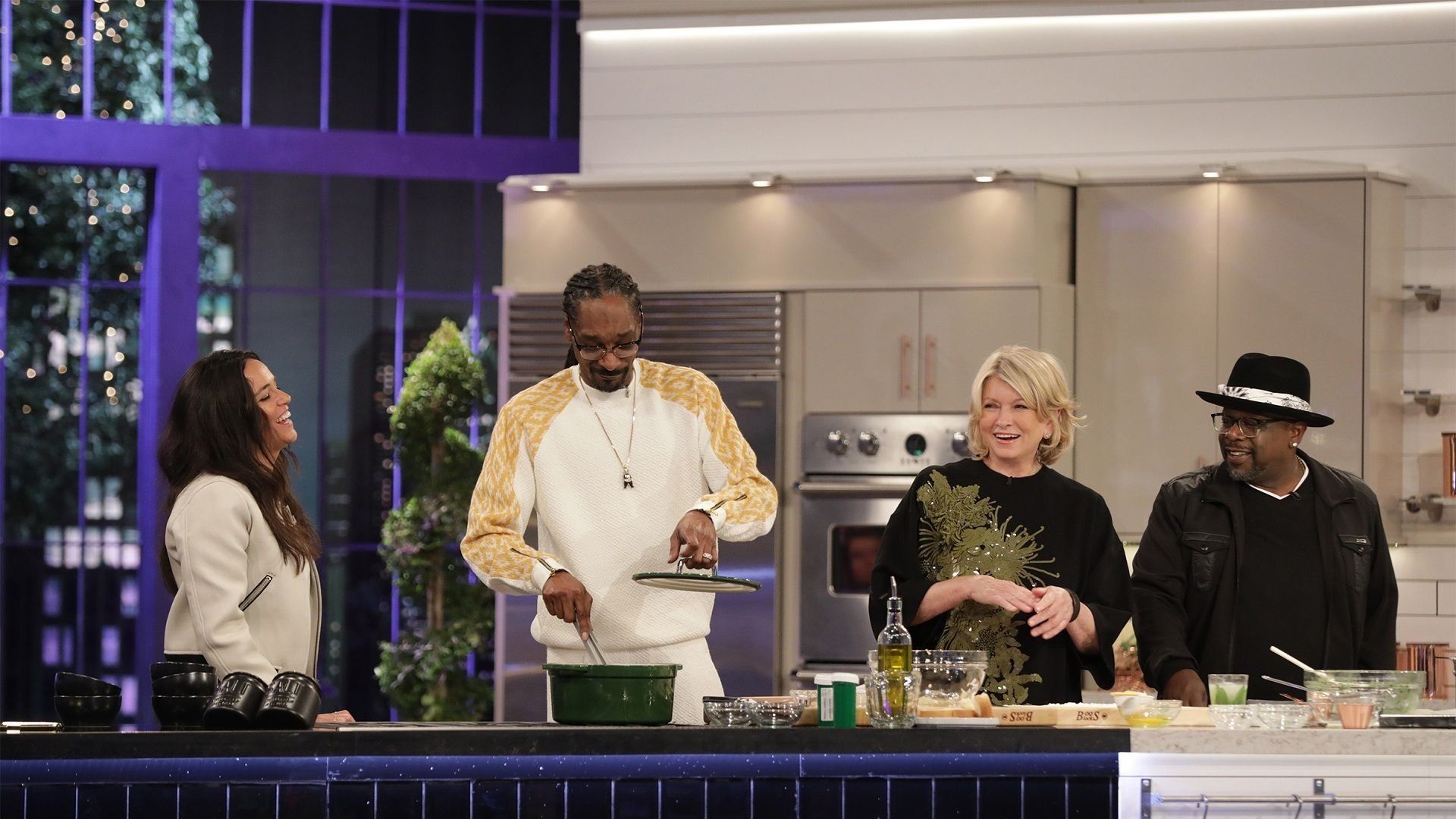 Martha & Snoop's Potluck Party Challenge background