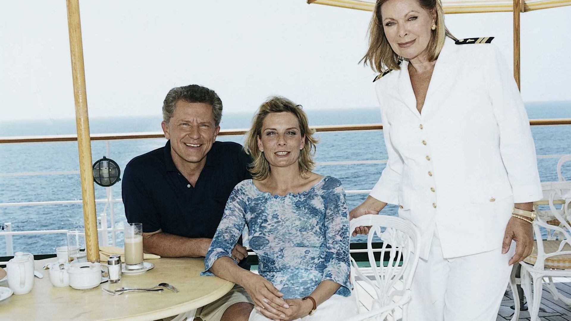 Das Traumschiff background