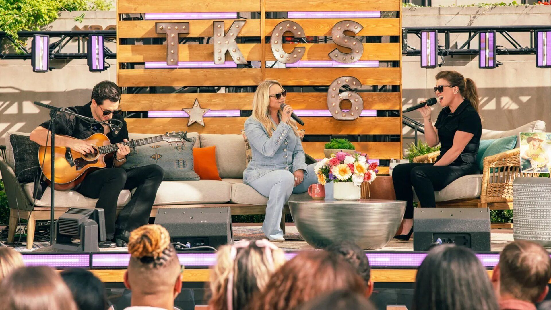 The Kelly Clarkson Show background