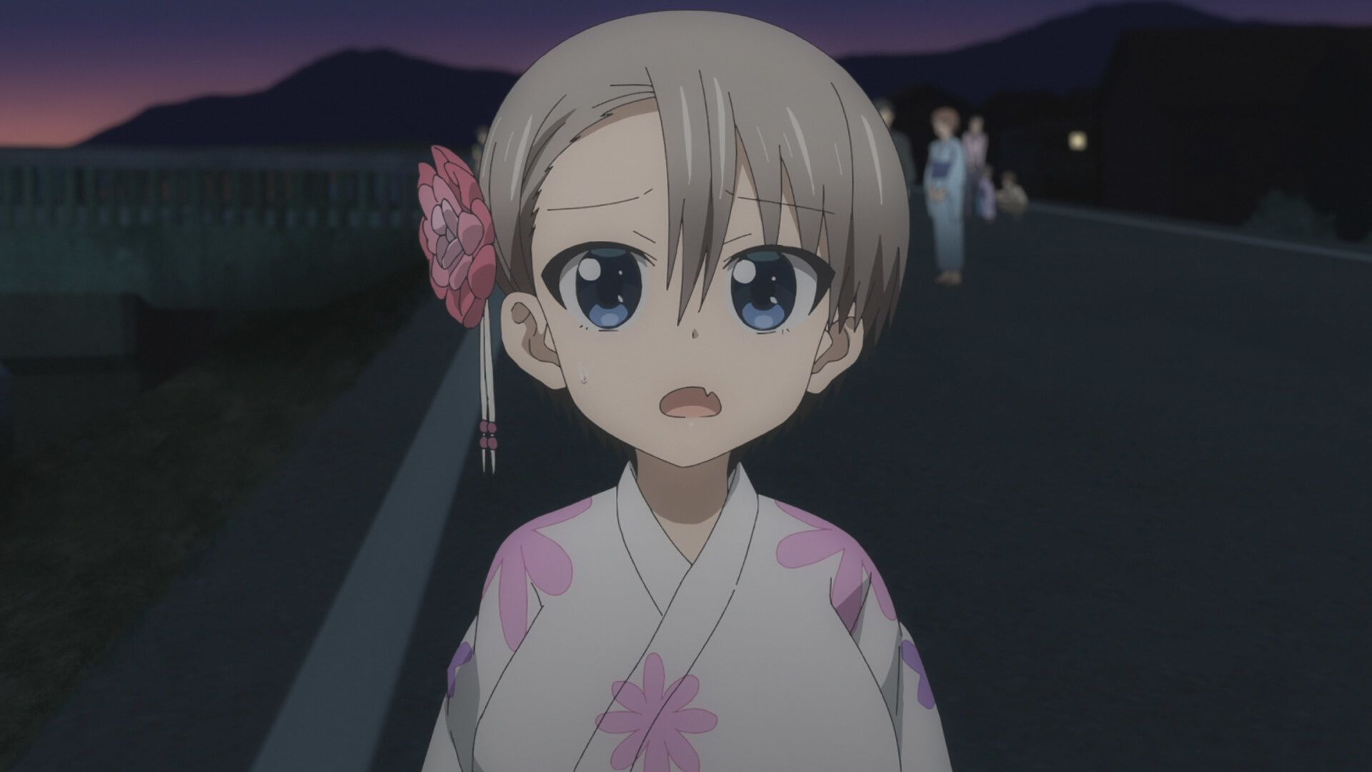Uzaki-chan Wants to Hang Out! background