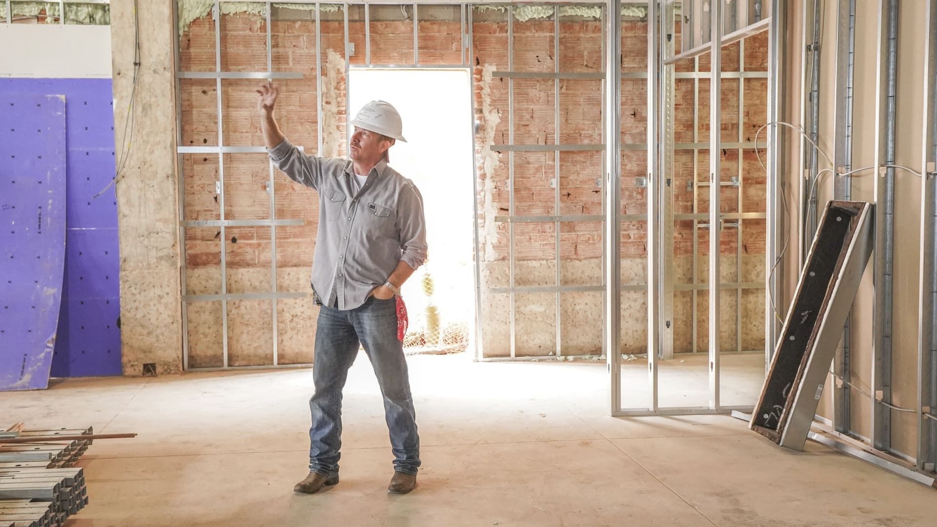 Fixer Upper: The Hotel background