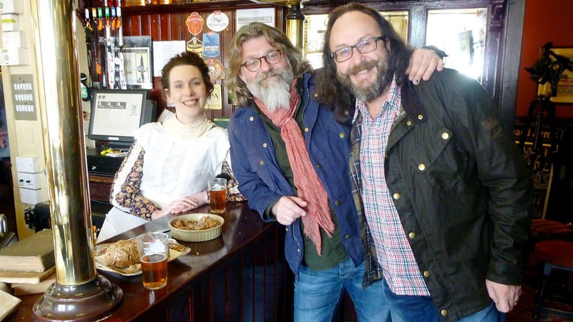 The Hairy Bikers' Pubs That Built Britain background