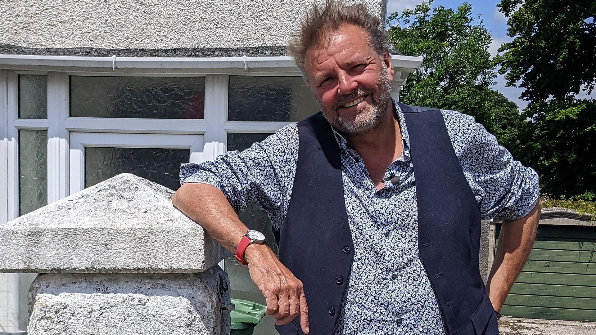 Homes Under the Hammer background