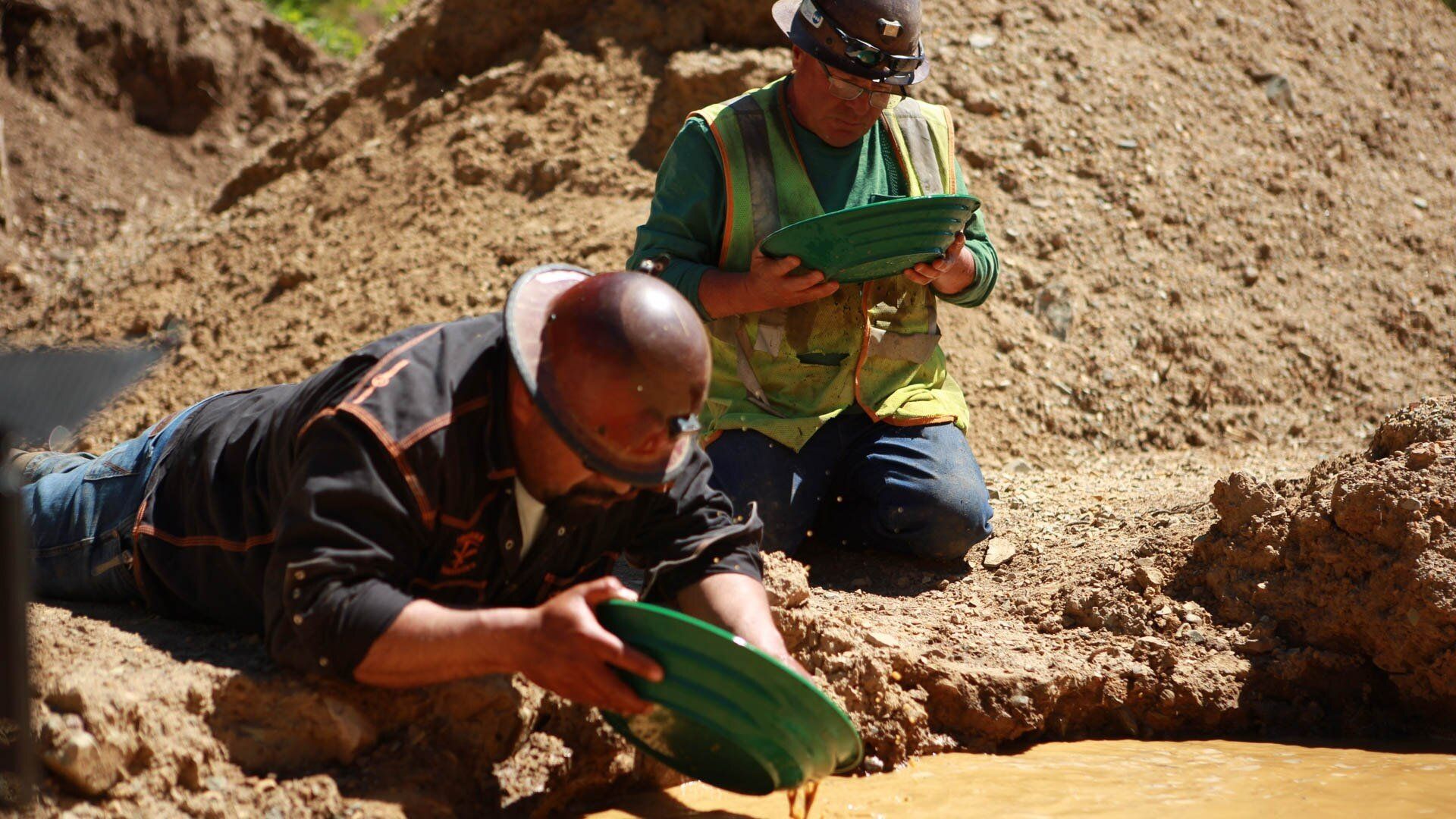 Gold Rush: Freddy Dodge's Mine Rescue background