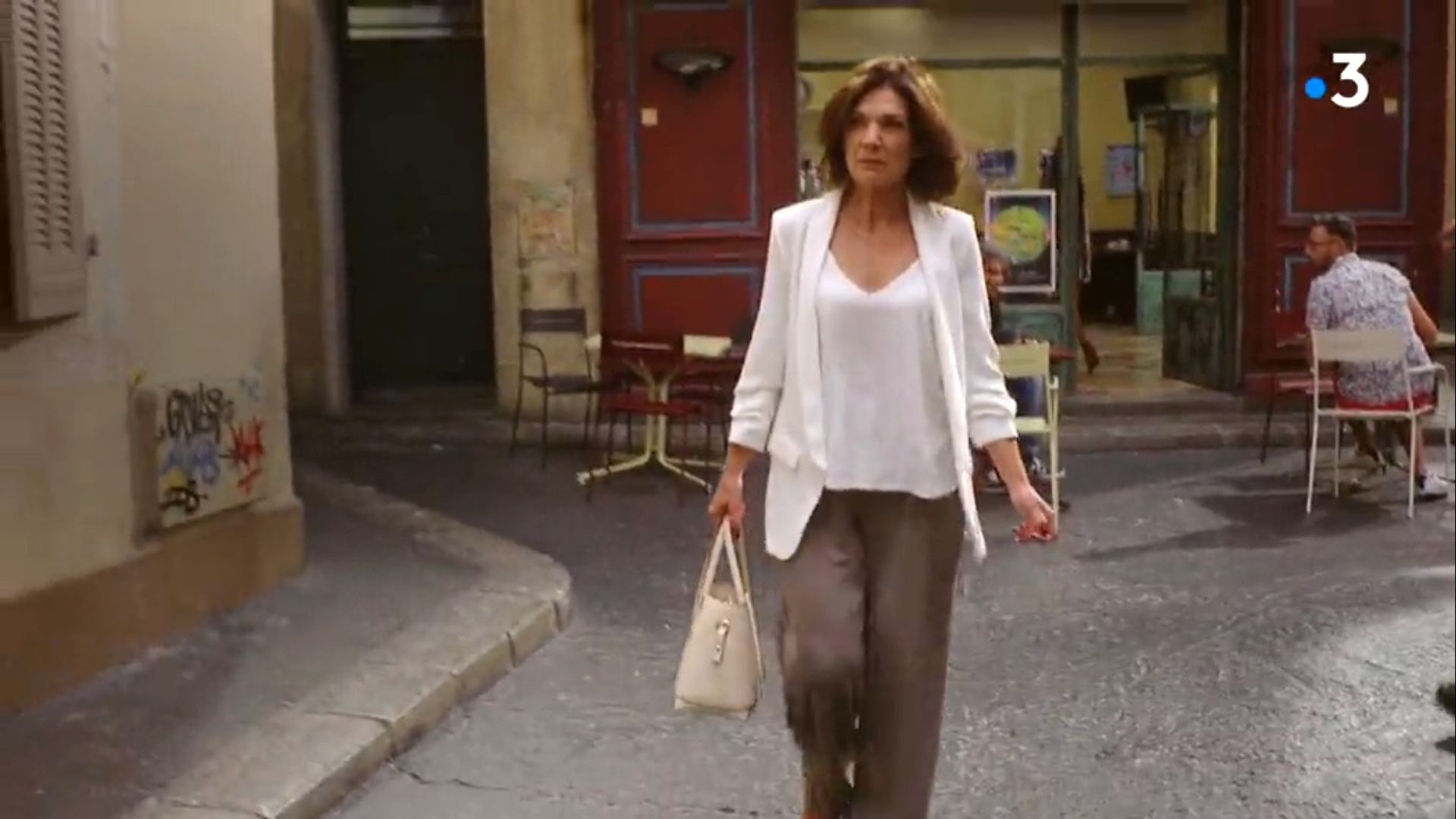 Plus belle la vie background
