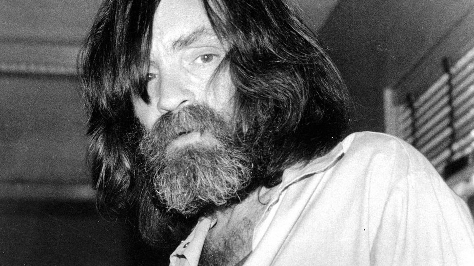 35 Serial Killers the World Wants To Forget background