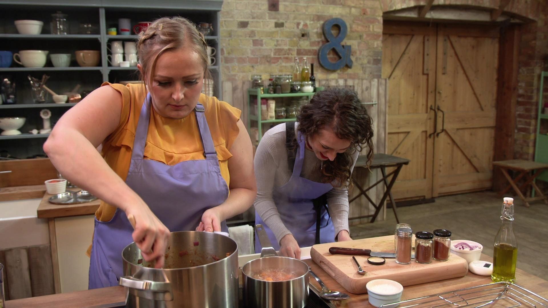 The Big Family Cooking Showdown background