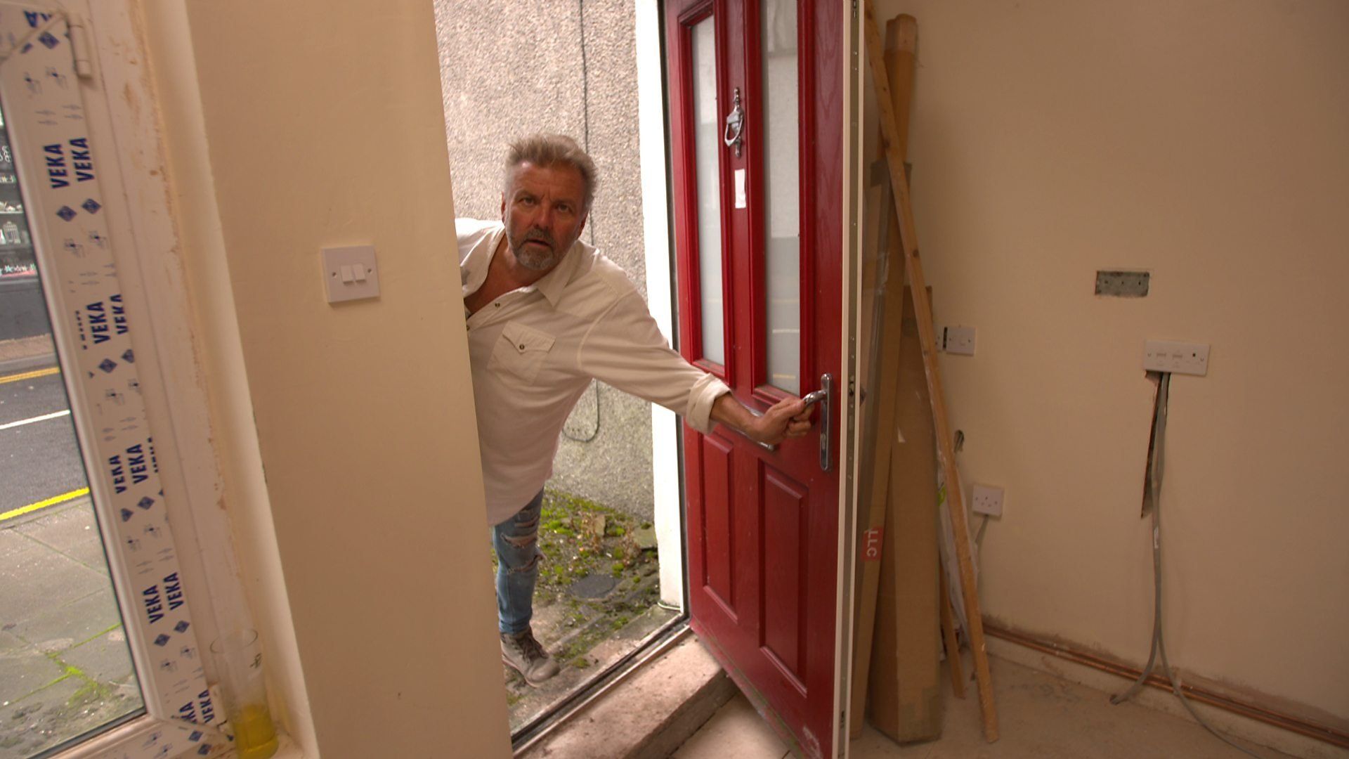 Homes Under the Hammer background