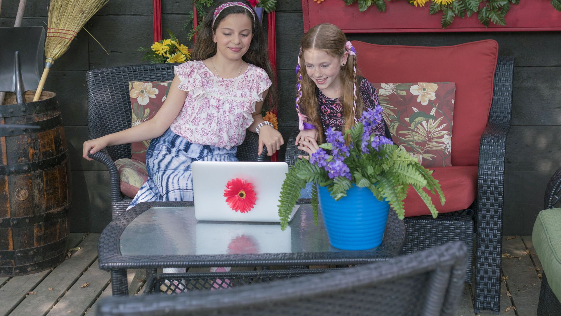 Ponysitters Club background