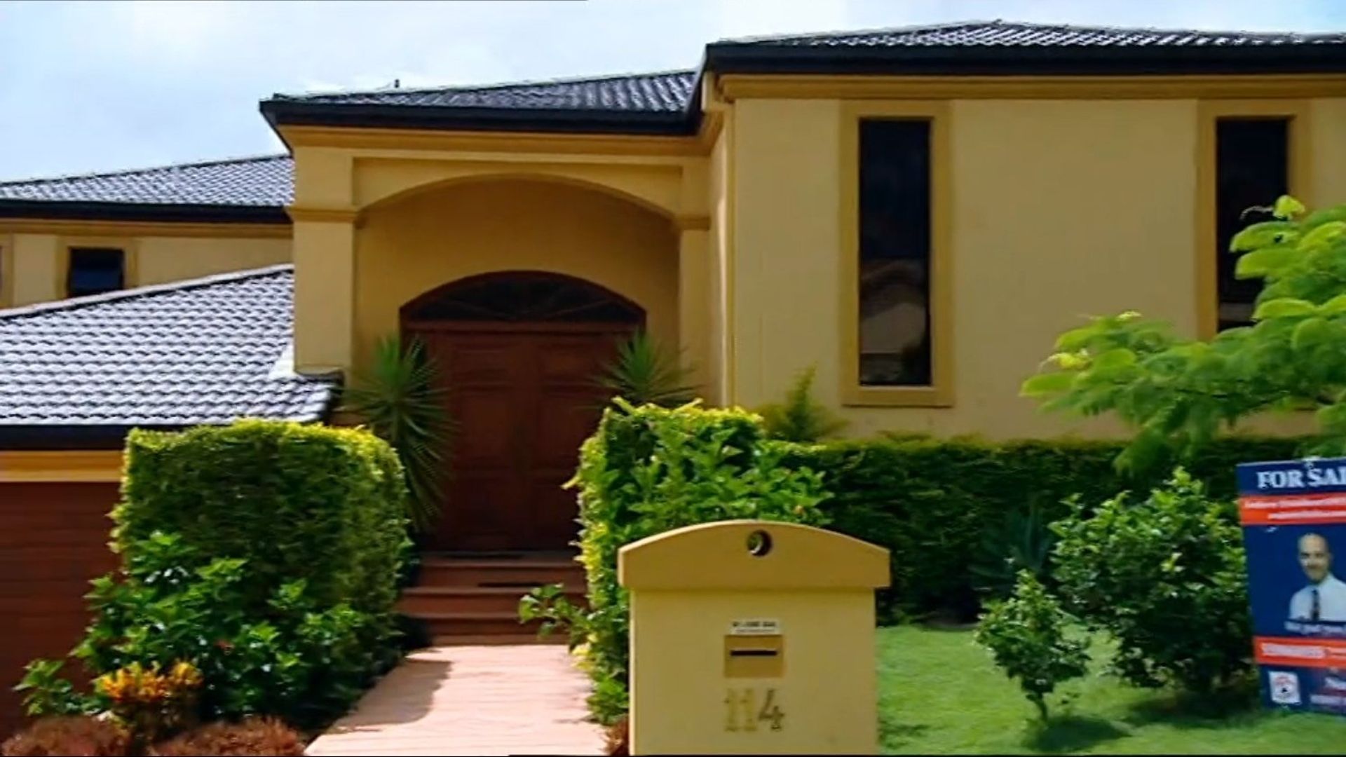 Selling Houses Australia background
