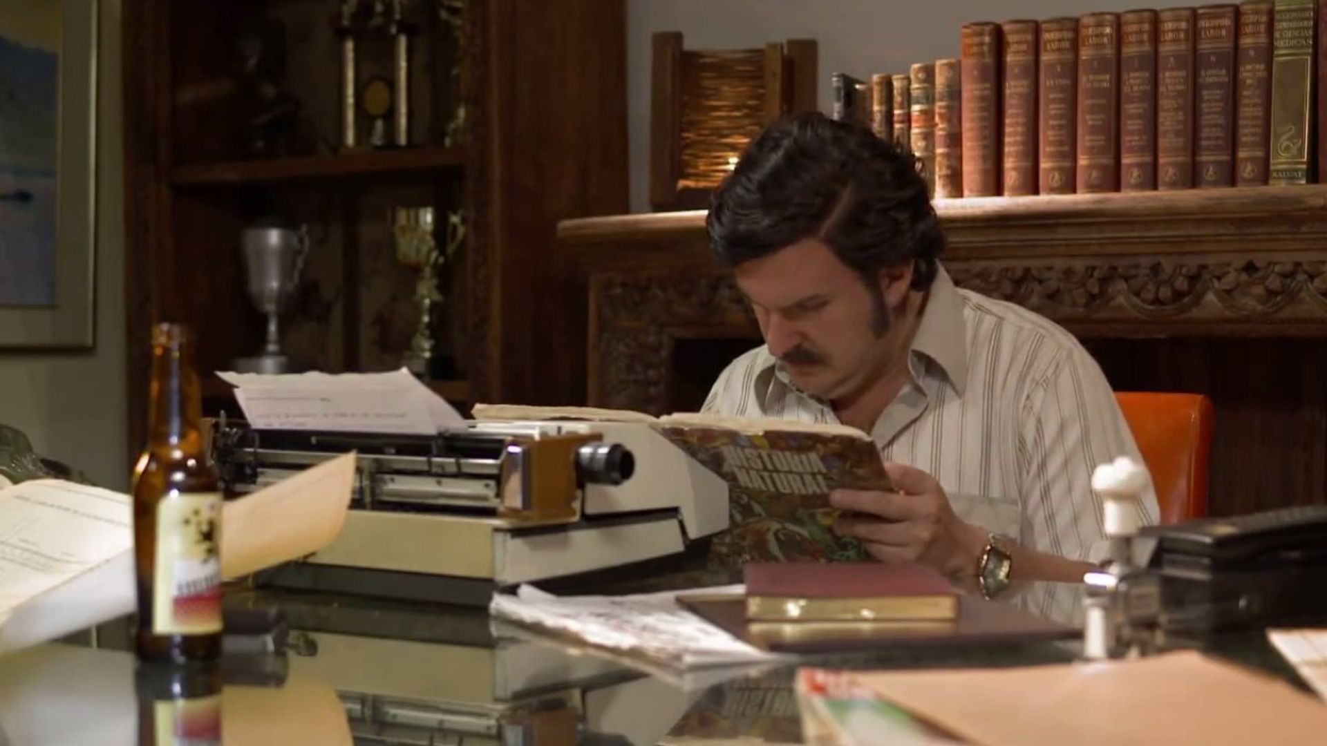 Pablo Escobar: El Patrón del Mal background