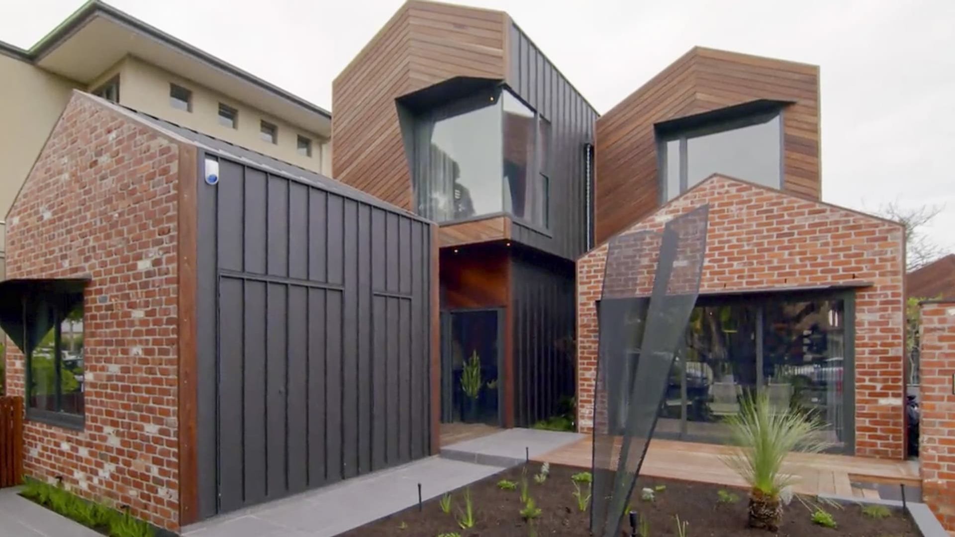 Grand Designs: Unbelievable Builds background