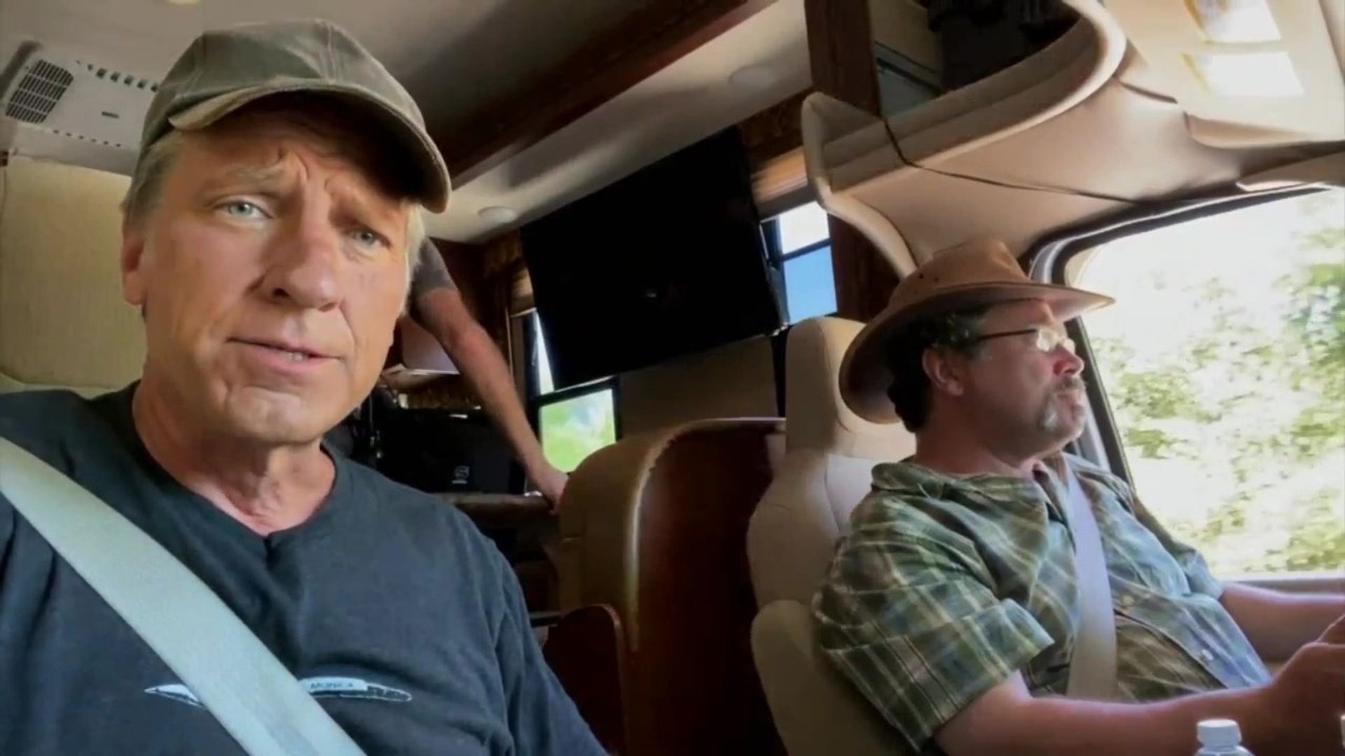 Dirty Jobs: Rowe'd Trip background
