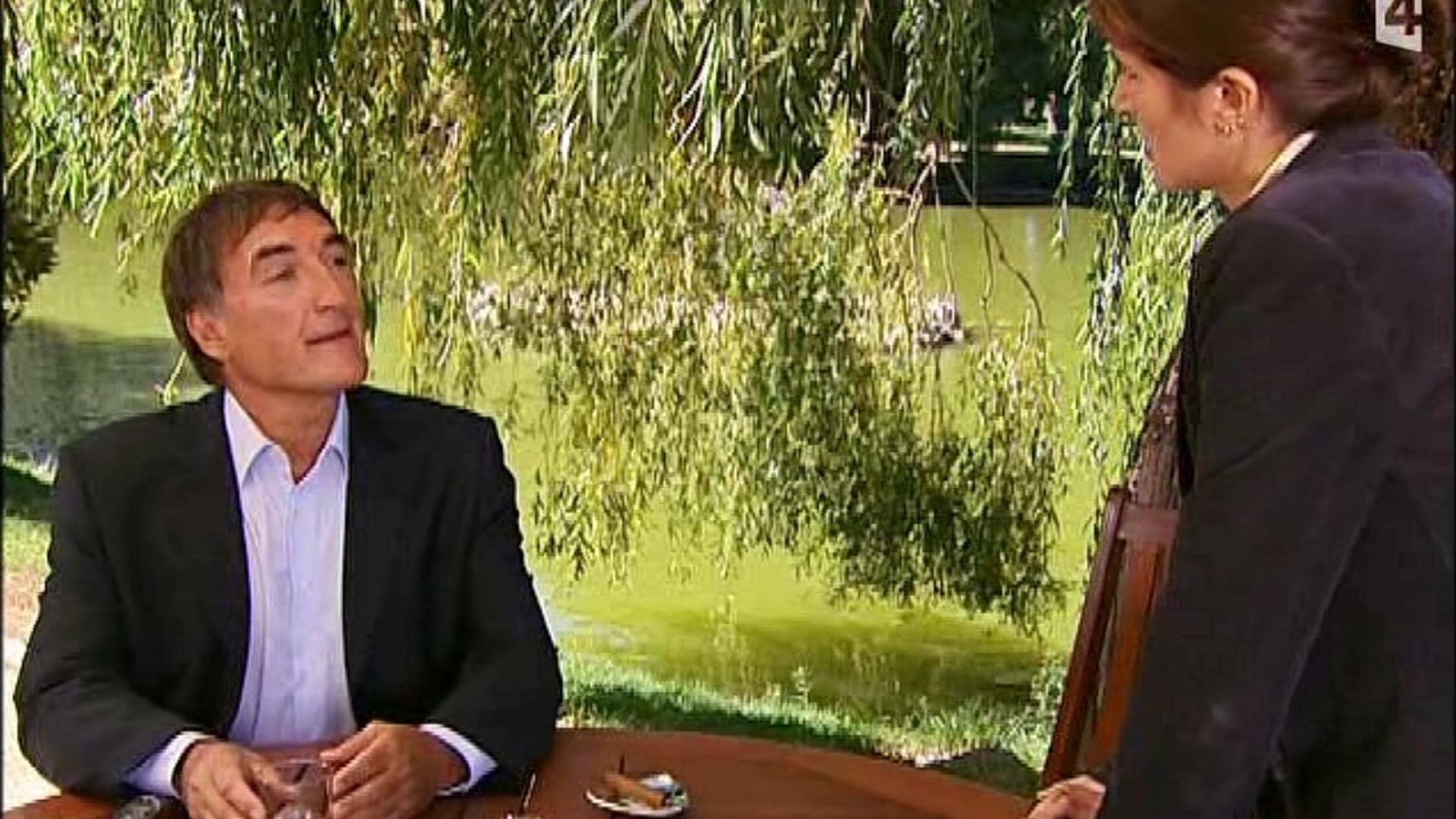 Plus belle la vie background