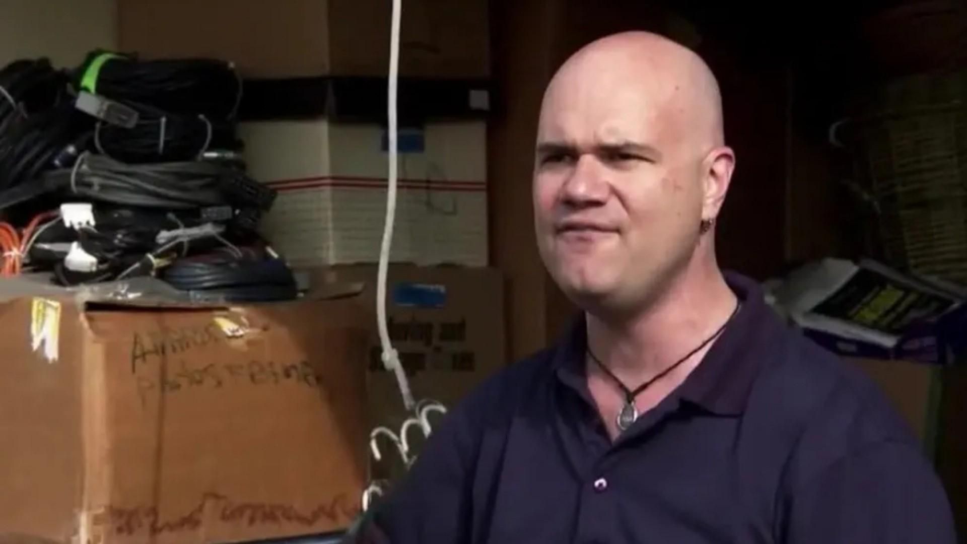 Storage Hunters background