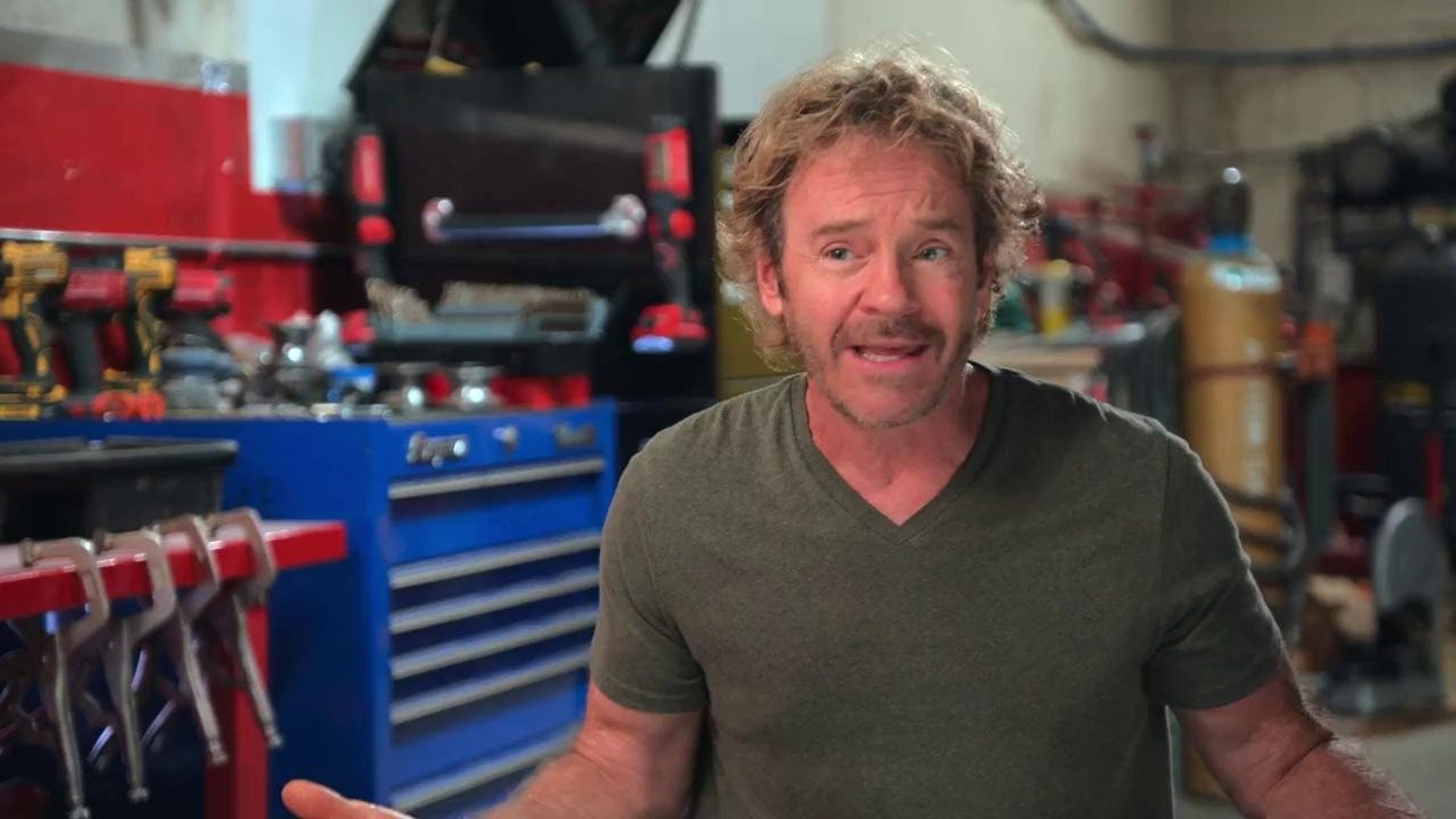 Car Masters: Rust to Riches background