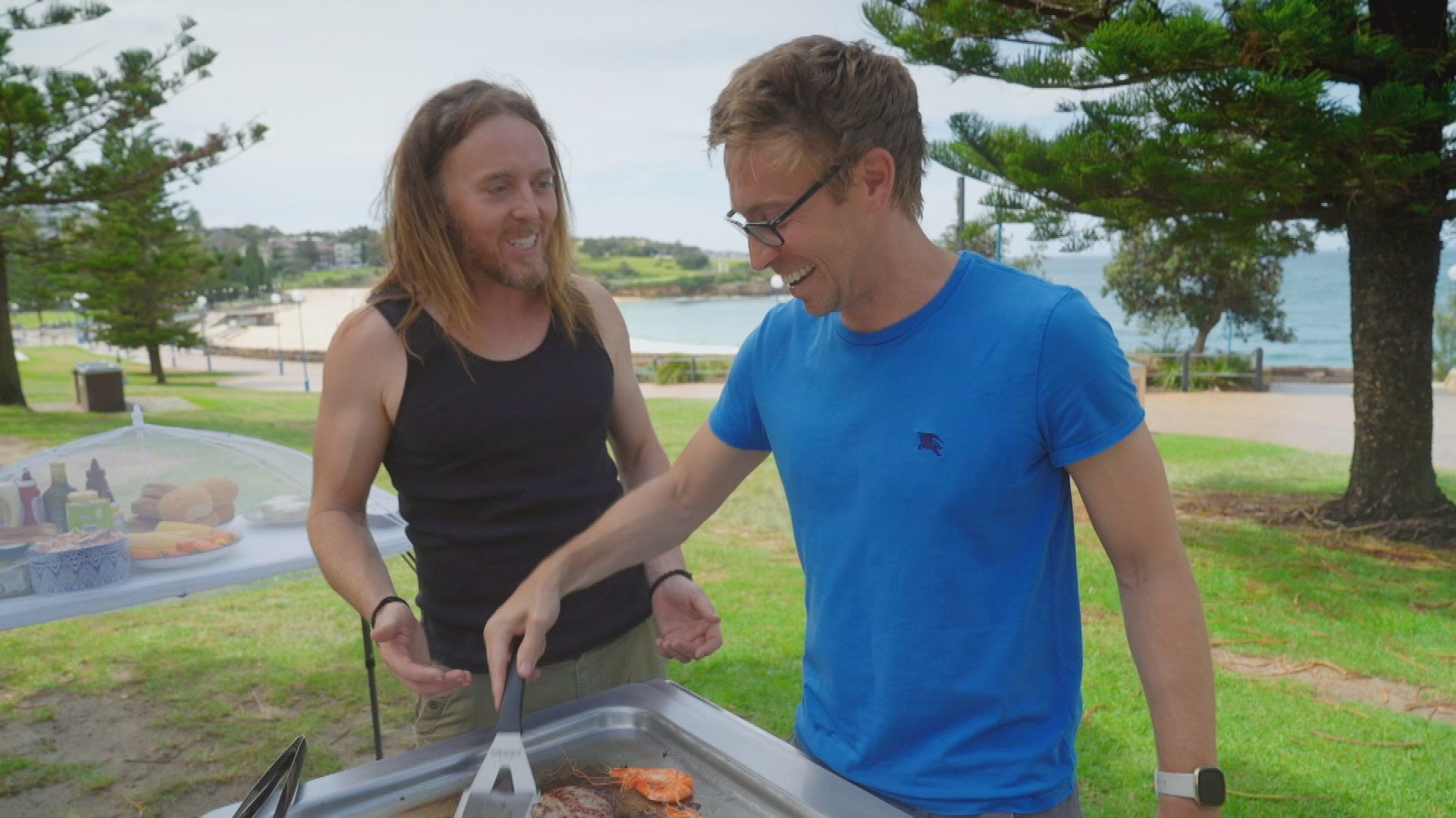 Russell Howard Stands Up to the World background