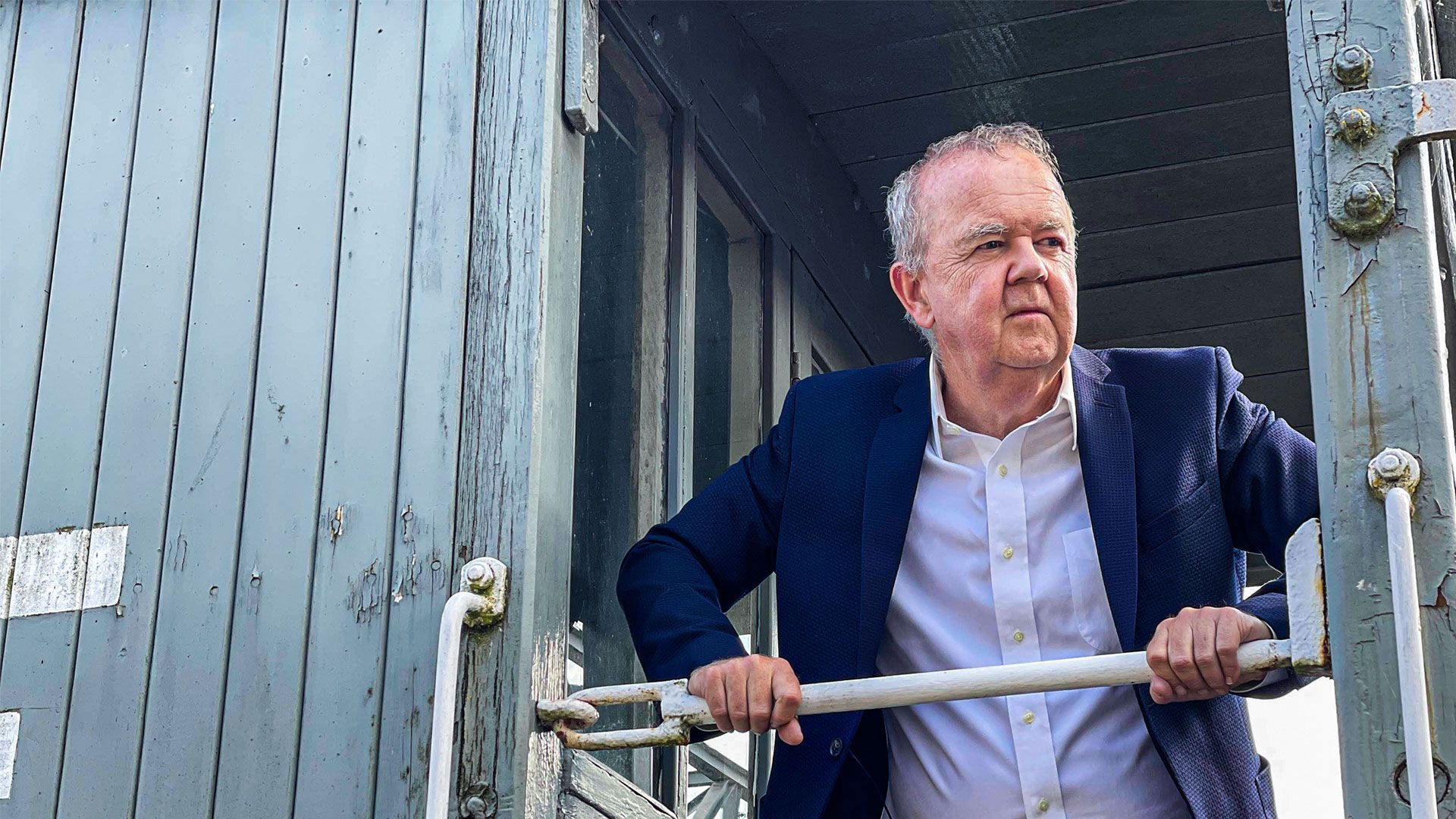 Ian Hislop: Trains That Changed the World background