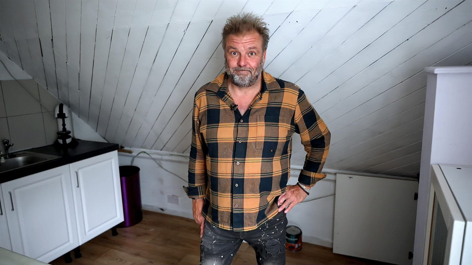 Homes Under the Hammer background