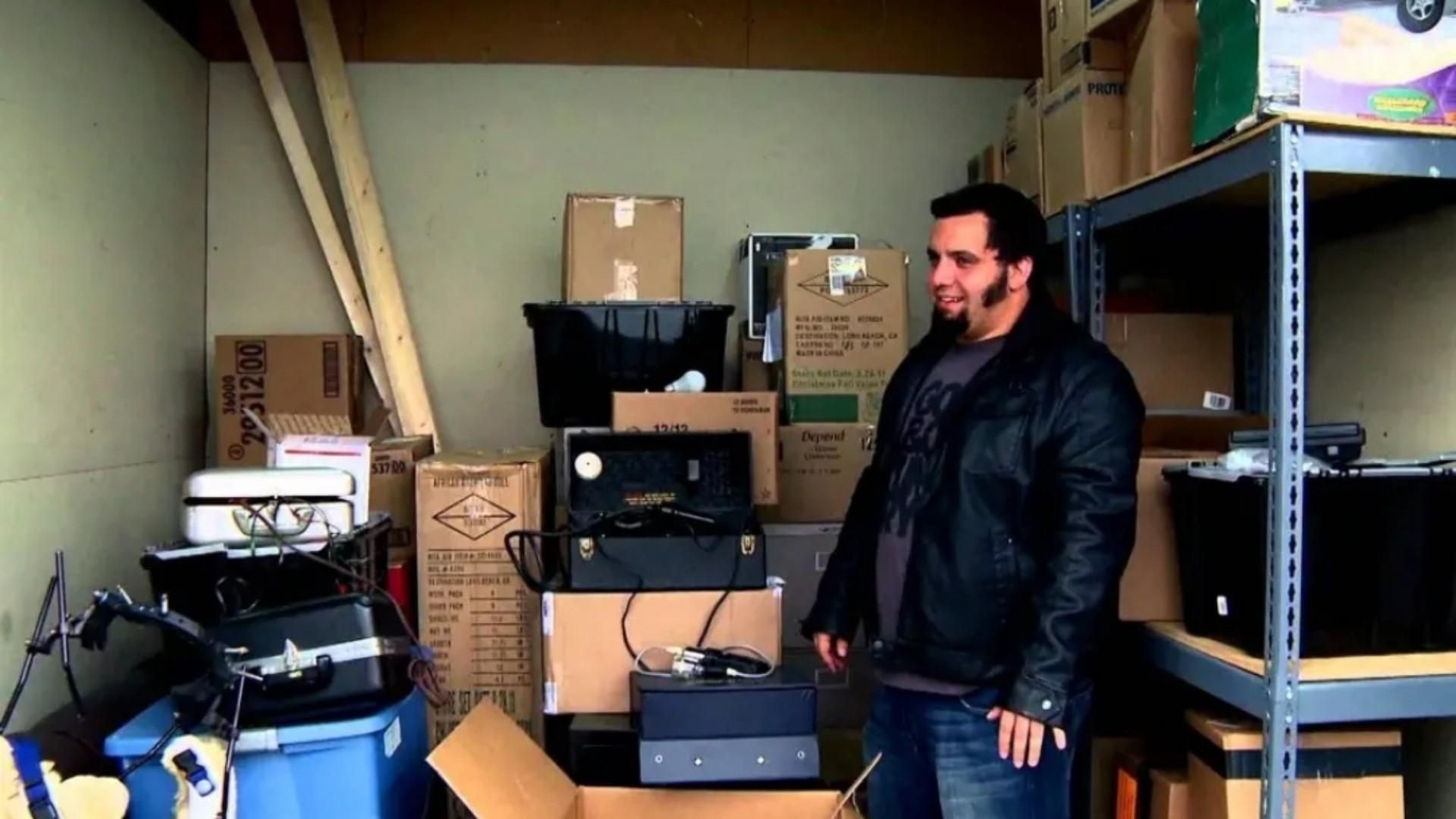 Storage Hunters background