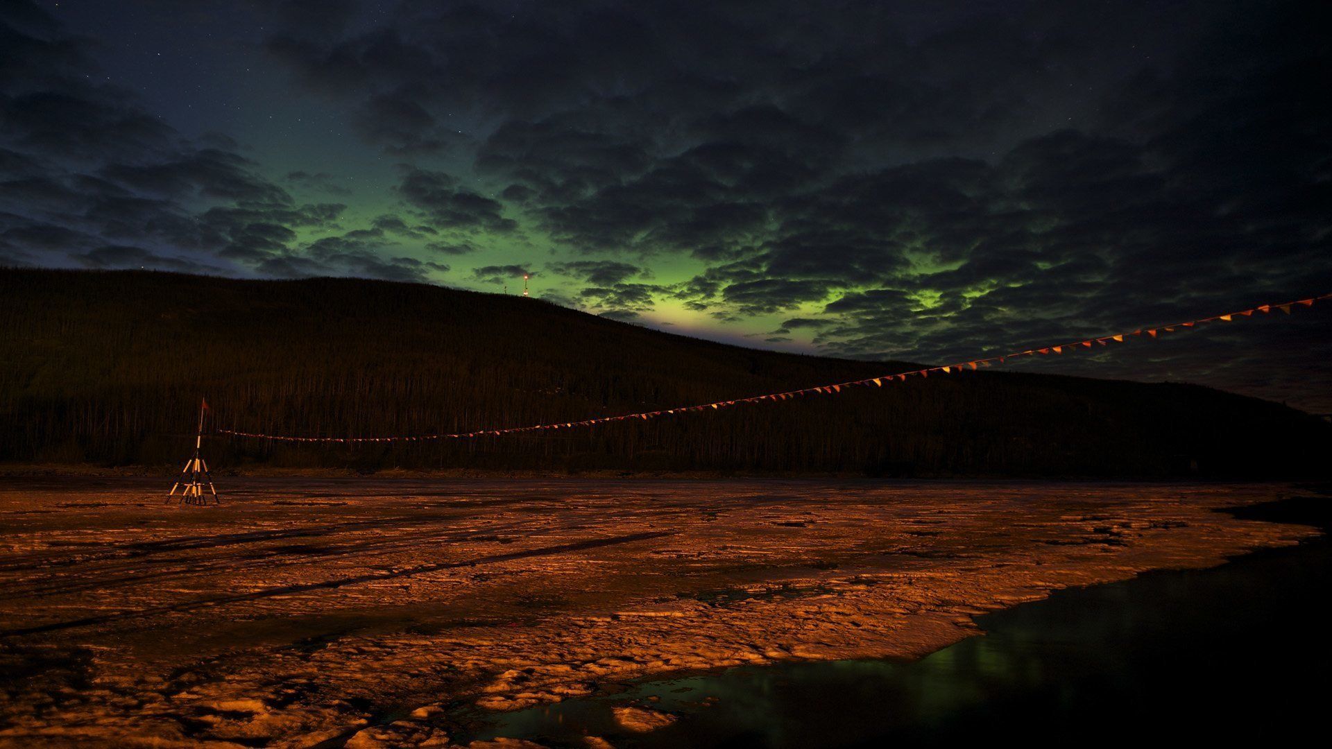 Alaska: Earth's Frozen Kingdom background