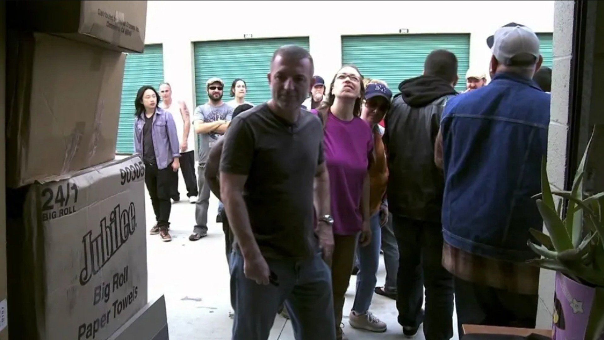 Storage Hunters background