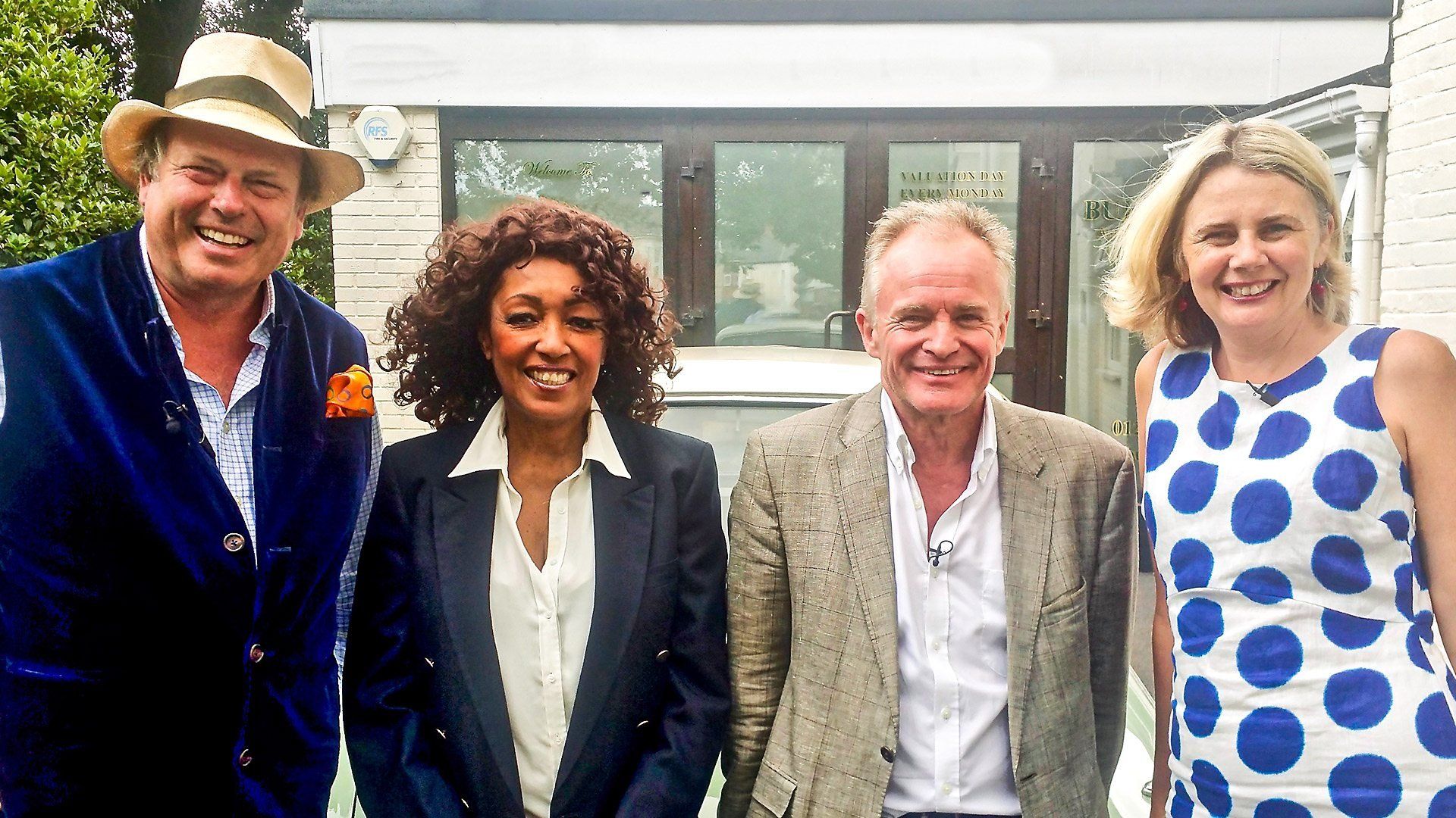 Celebrity Antiques Road Trip background