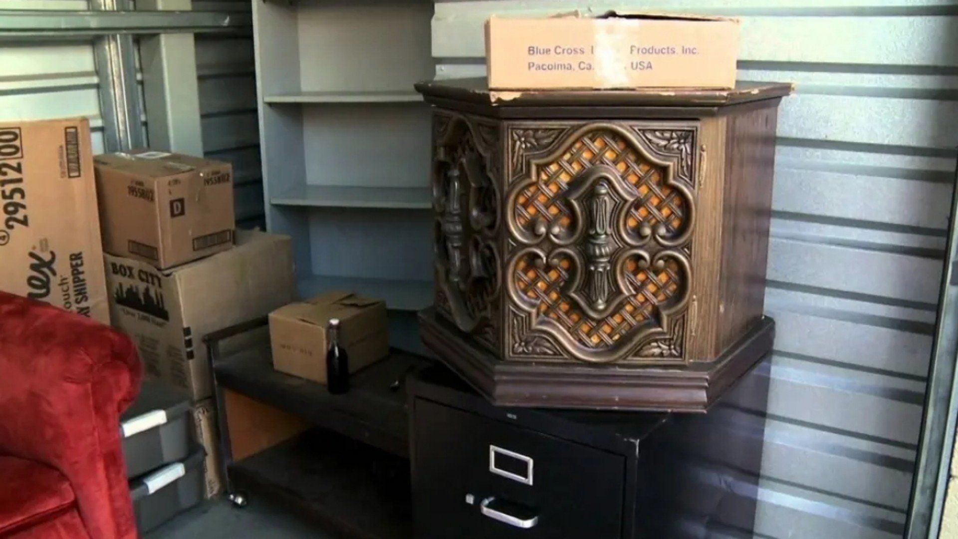 Storage Hunters background