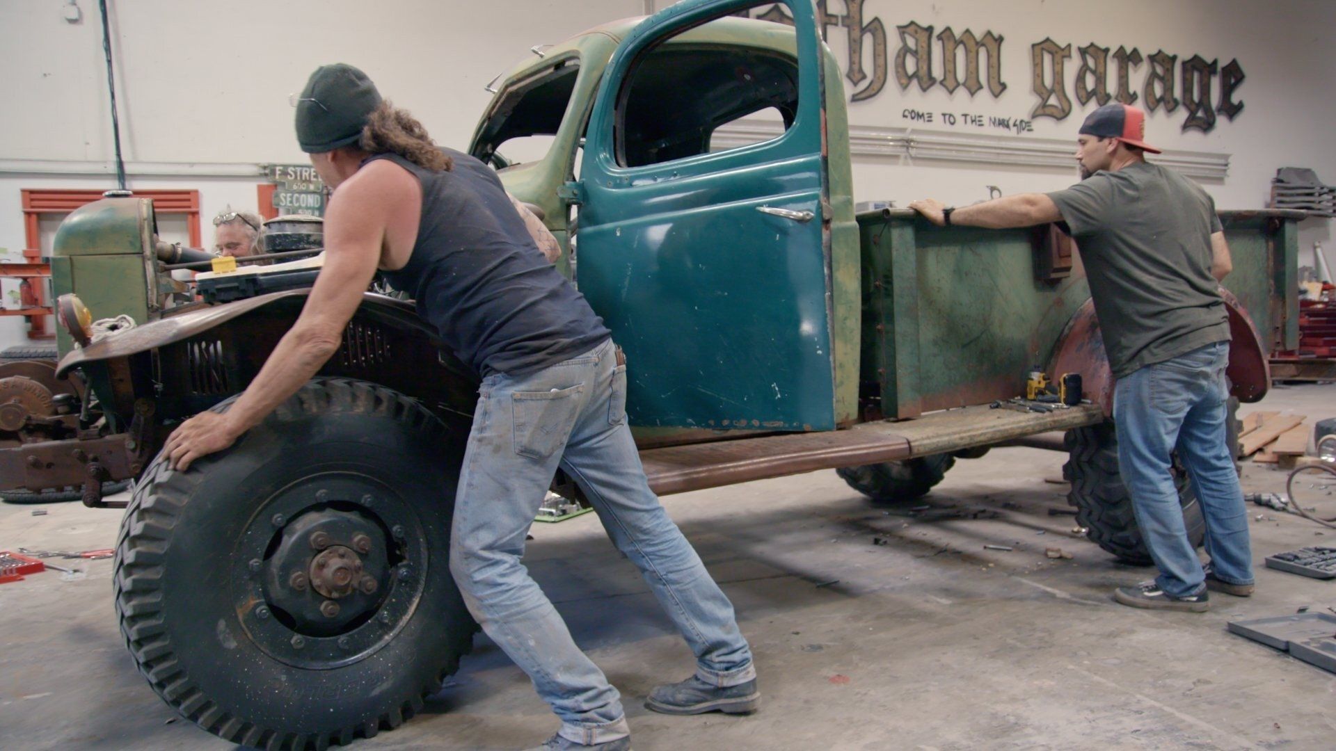 Car Masters: Rust to Riches background