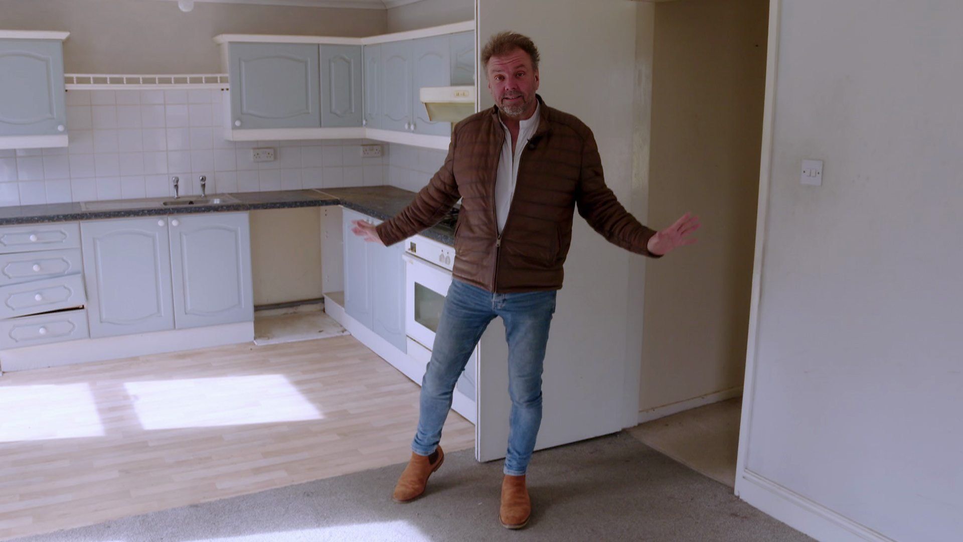 Homes Under the Hammer background