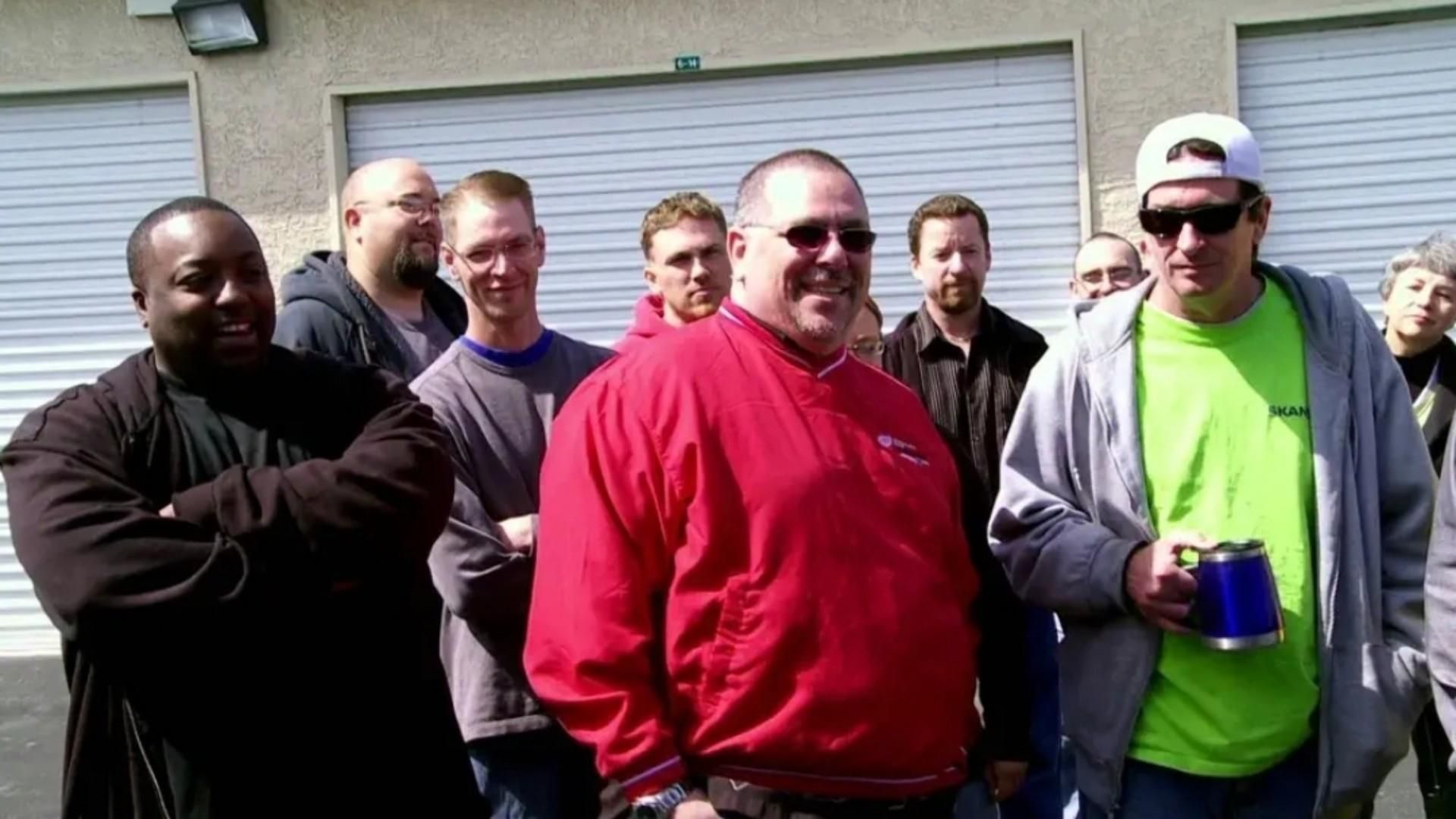 Storage Hunters background