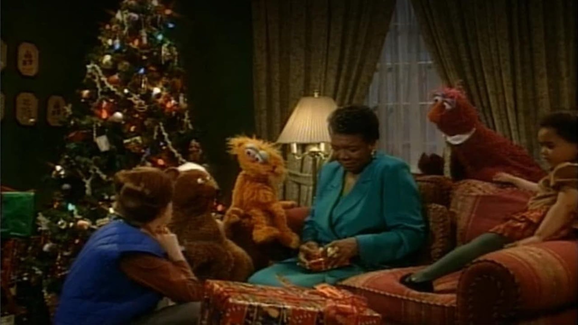 Elmo Saves Christmas background