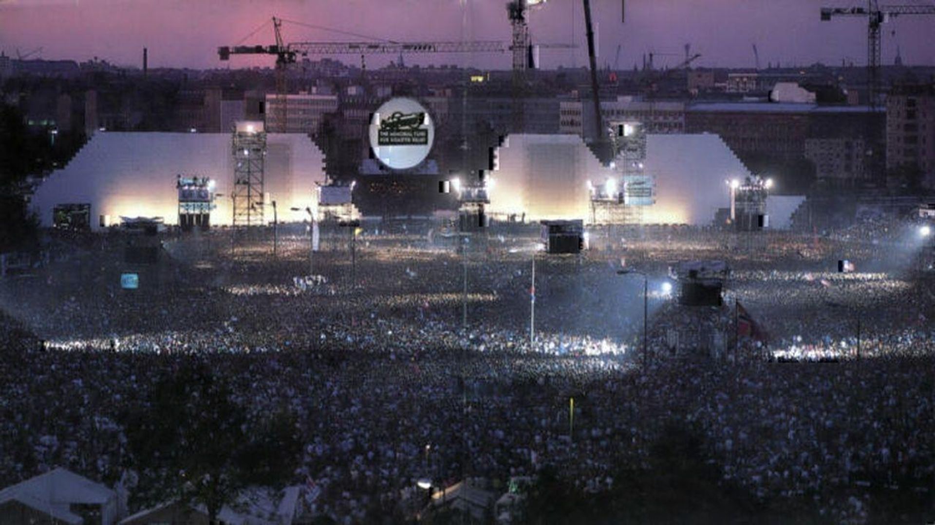 The Wall: Live in Berlin background