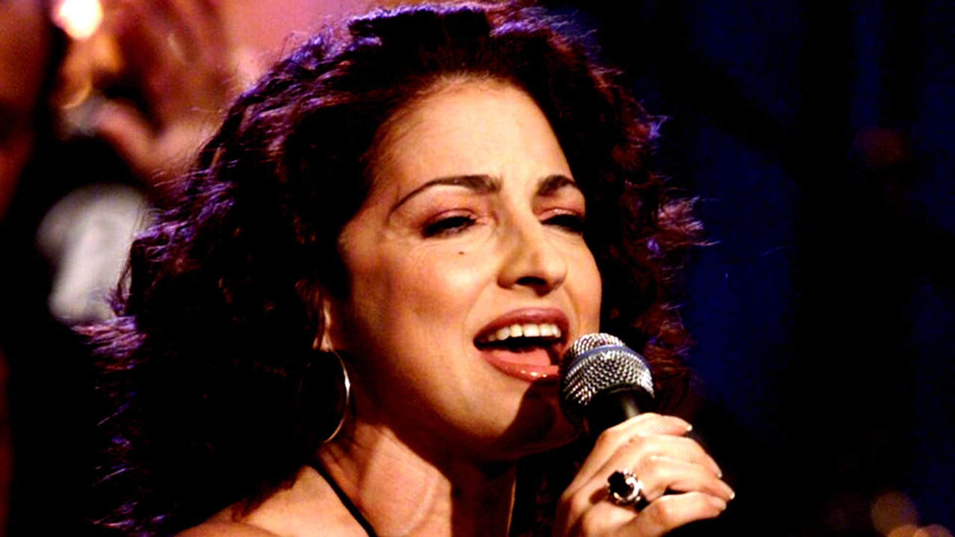 Gloria Estefan: The Evolution Tour background
