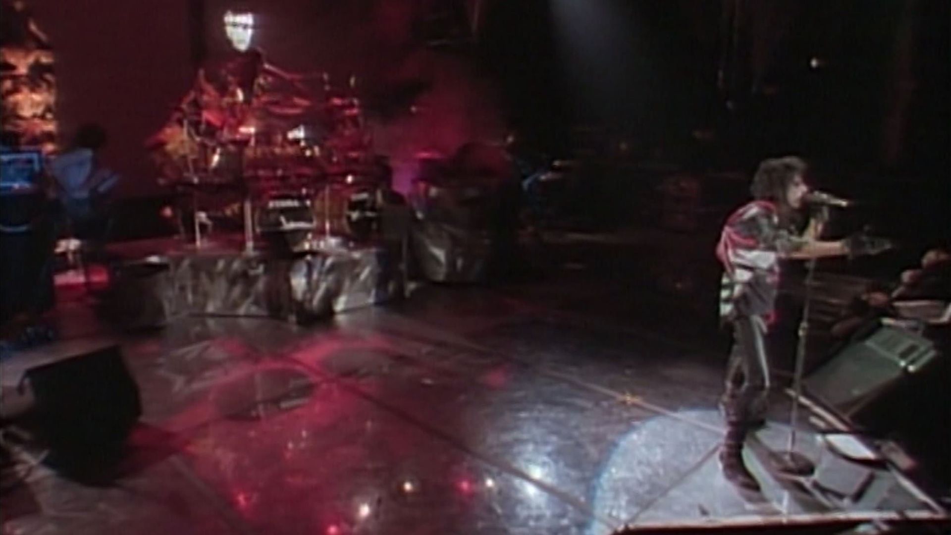 Alice Cooper Trashes the World background