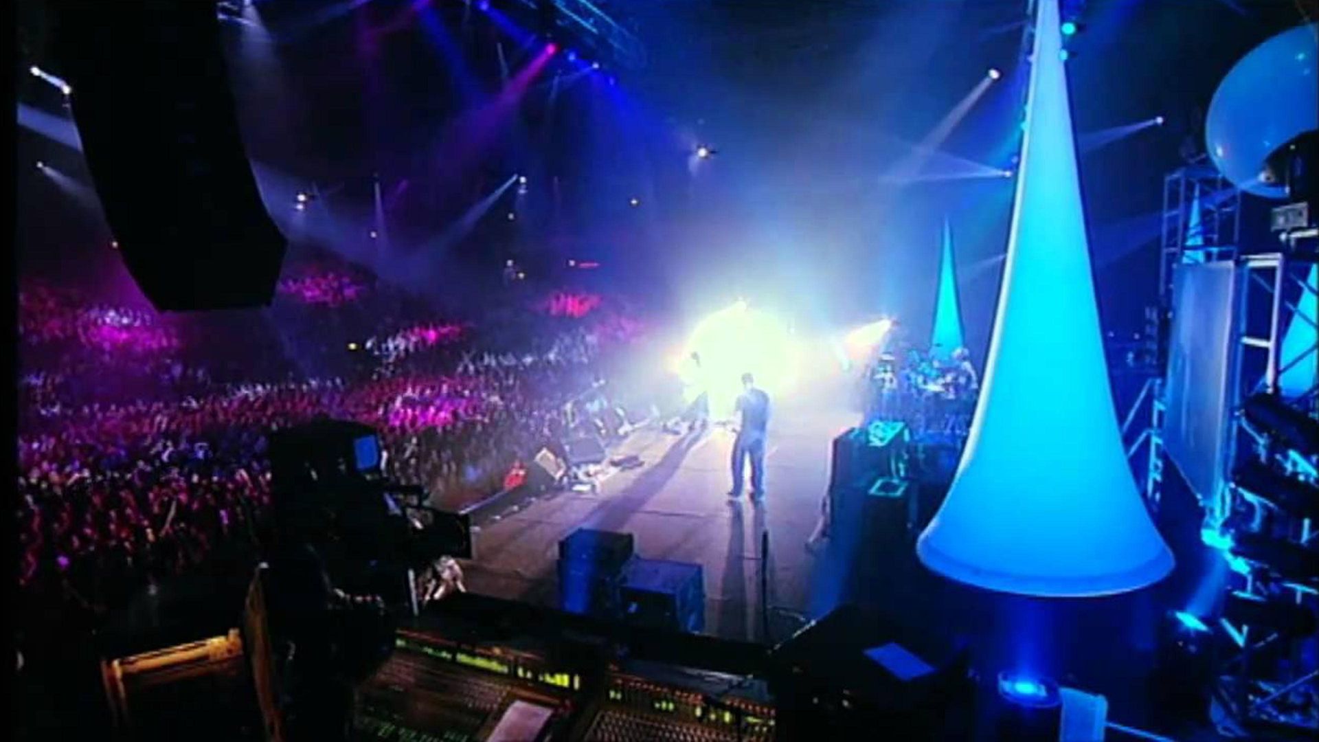 Hullabaloo: Live at Le Zenith, Paris background